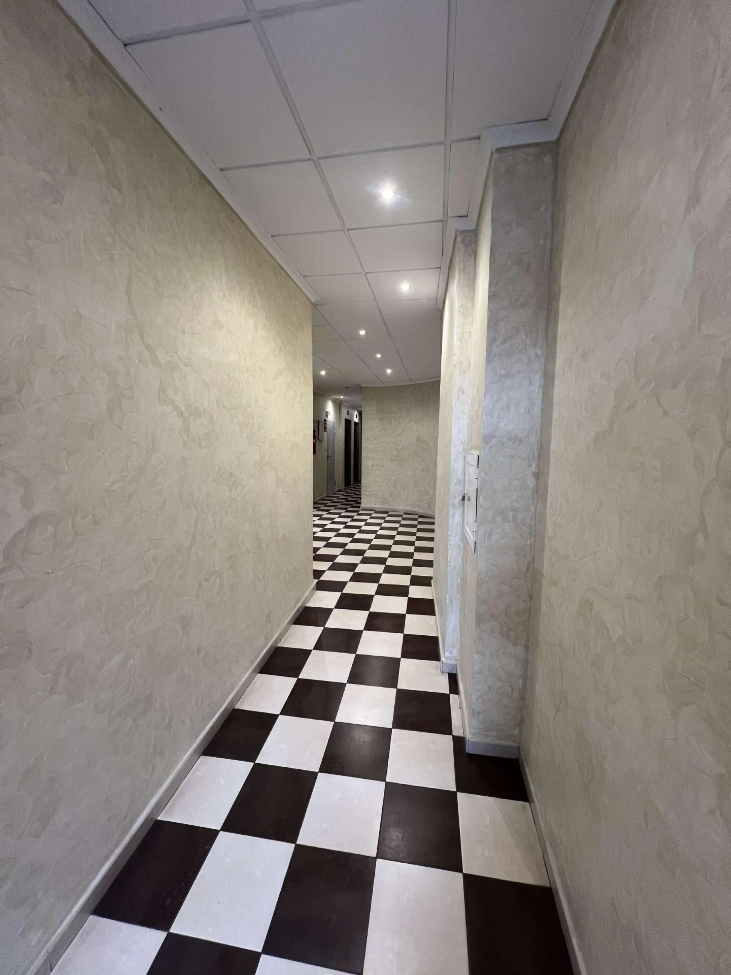 ATICO DE 2 HABITACIONES CON AMPLIA TERRAZA RODEADO DE TODOS LOS SERVICIOS