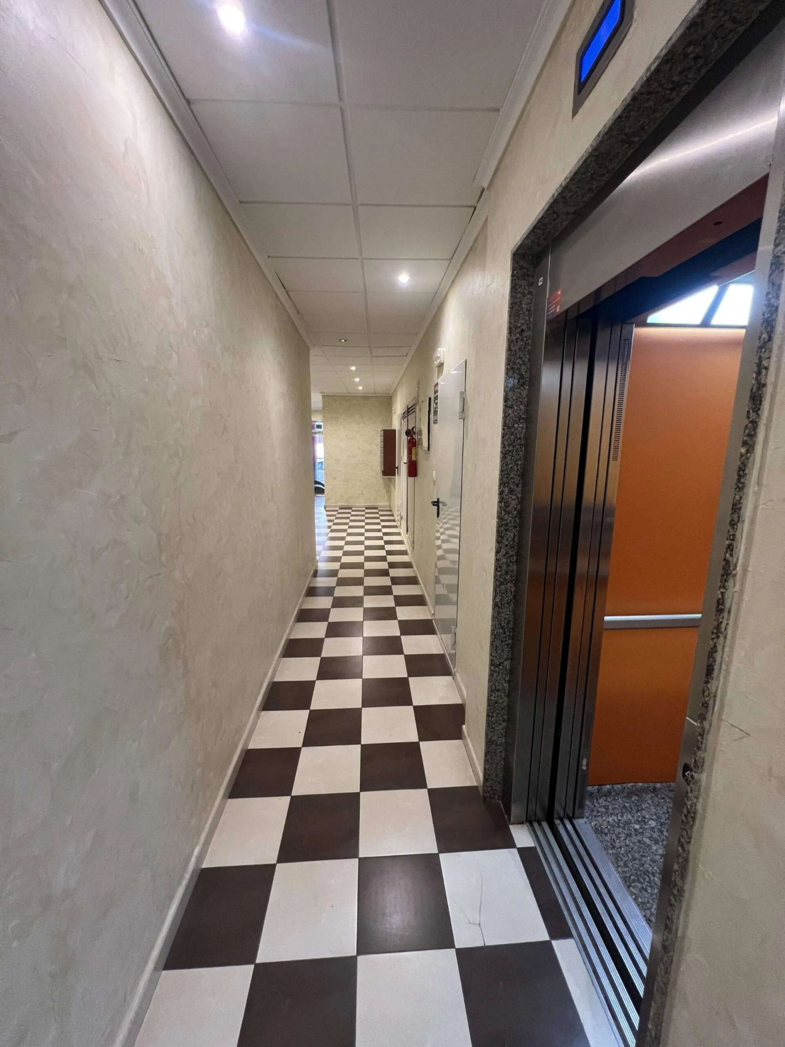 ATICO DE 2 HABITACIONES CON AMPLIA TERRAZA RODEADO DE TODOS LOS SERVICIOS
