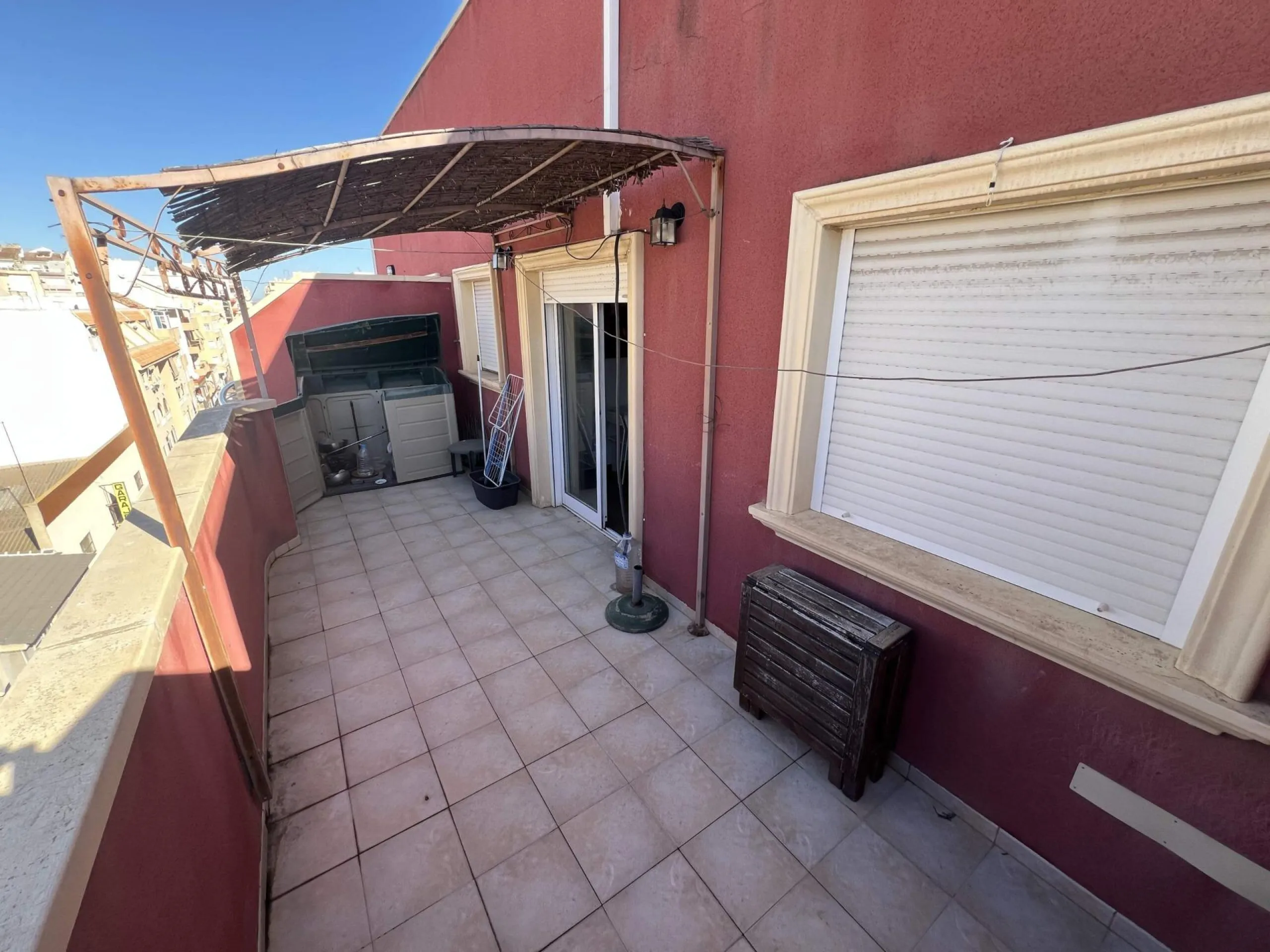 ATICO DE 2 HABITACIONES CON AMPLIA TERRAZA RODEADO DE TODOS LOS SERVICIOS