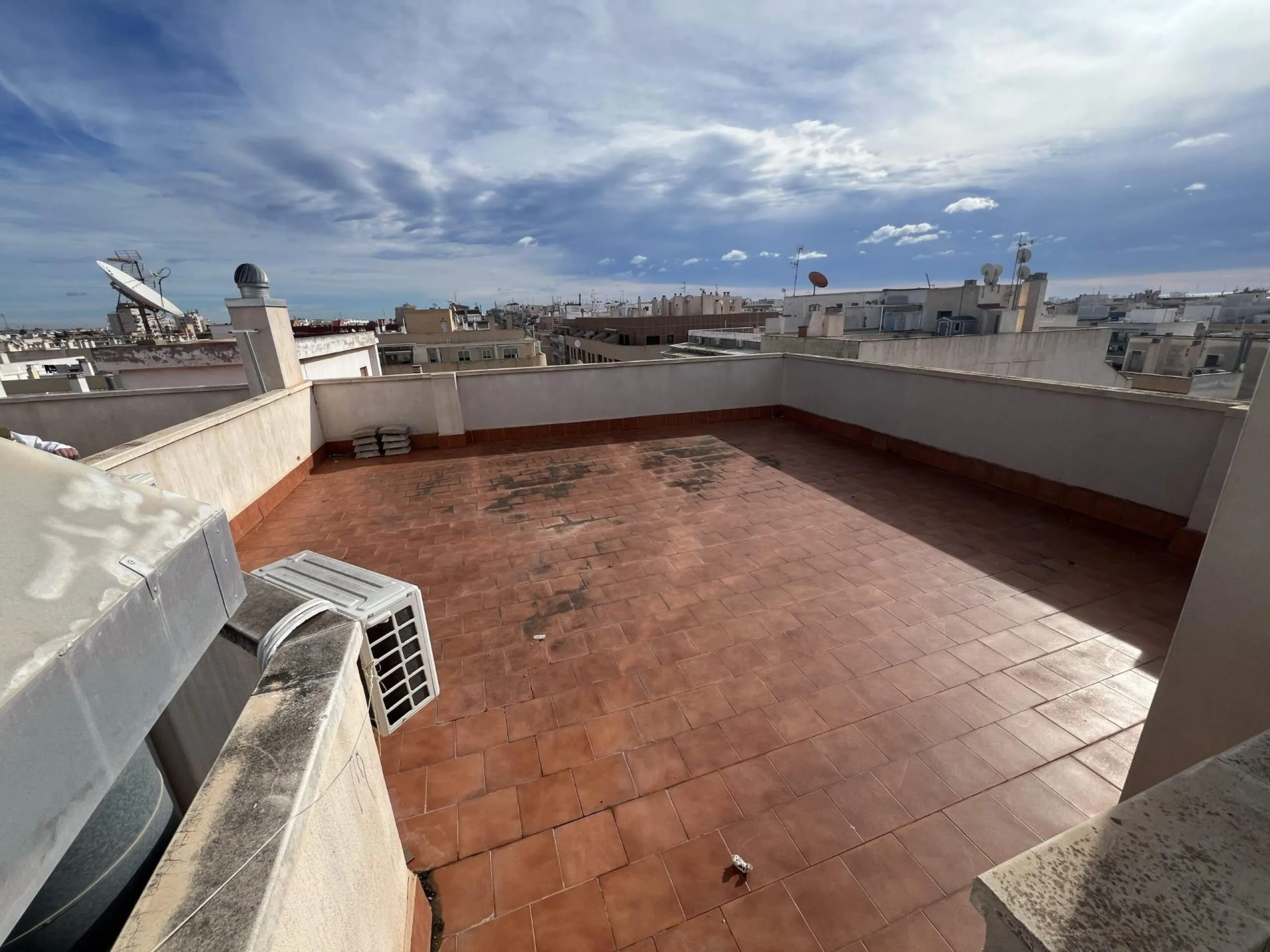 ATICO DE 2 HABITACIONES CON AMPLIA TERRAZA RODEADO DE TODOS LOS SERVICIOS