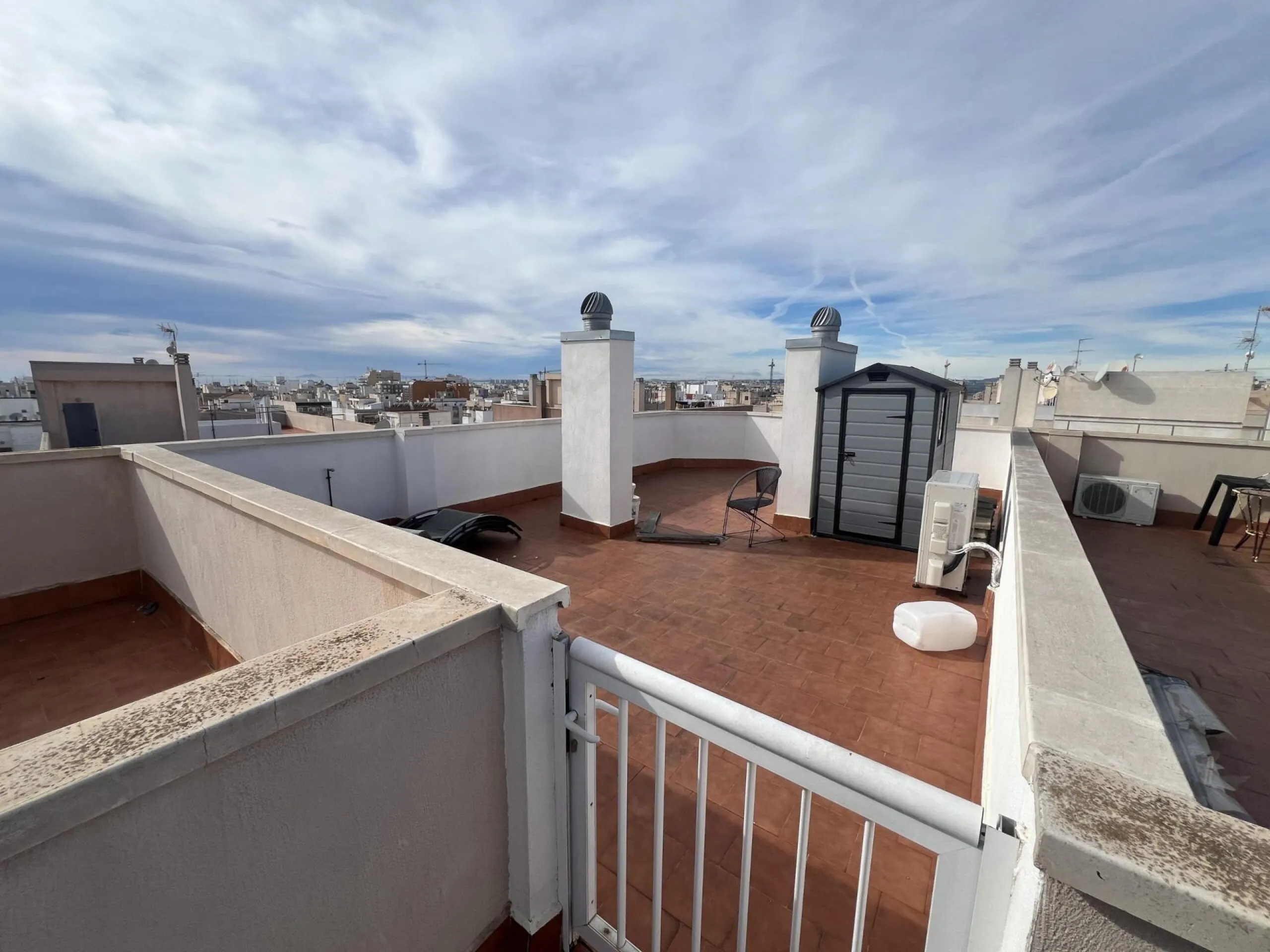ATICO DE 2 HABITACIONES CON AMPLIA TERRAZA RODEADO DE TODOS LOS SERVICIOS