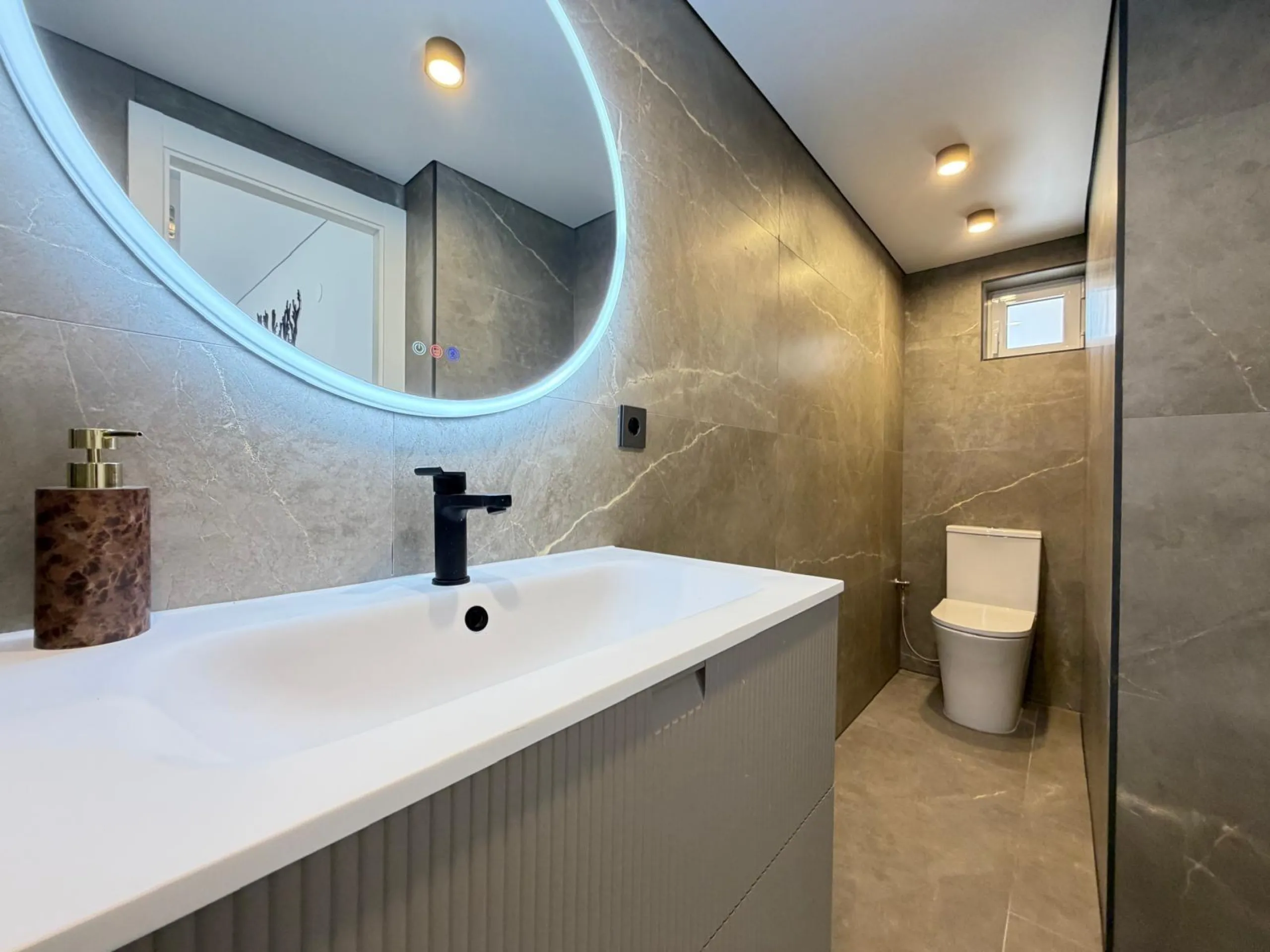 TOTALLY RENOVATED APARTMENT IN PUNTA PRIMA WITH SEA VIEWS. 3 BEDROOMS. 2 BATHROOMS. WITH A SURFACE AREA OF 91 M2.
