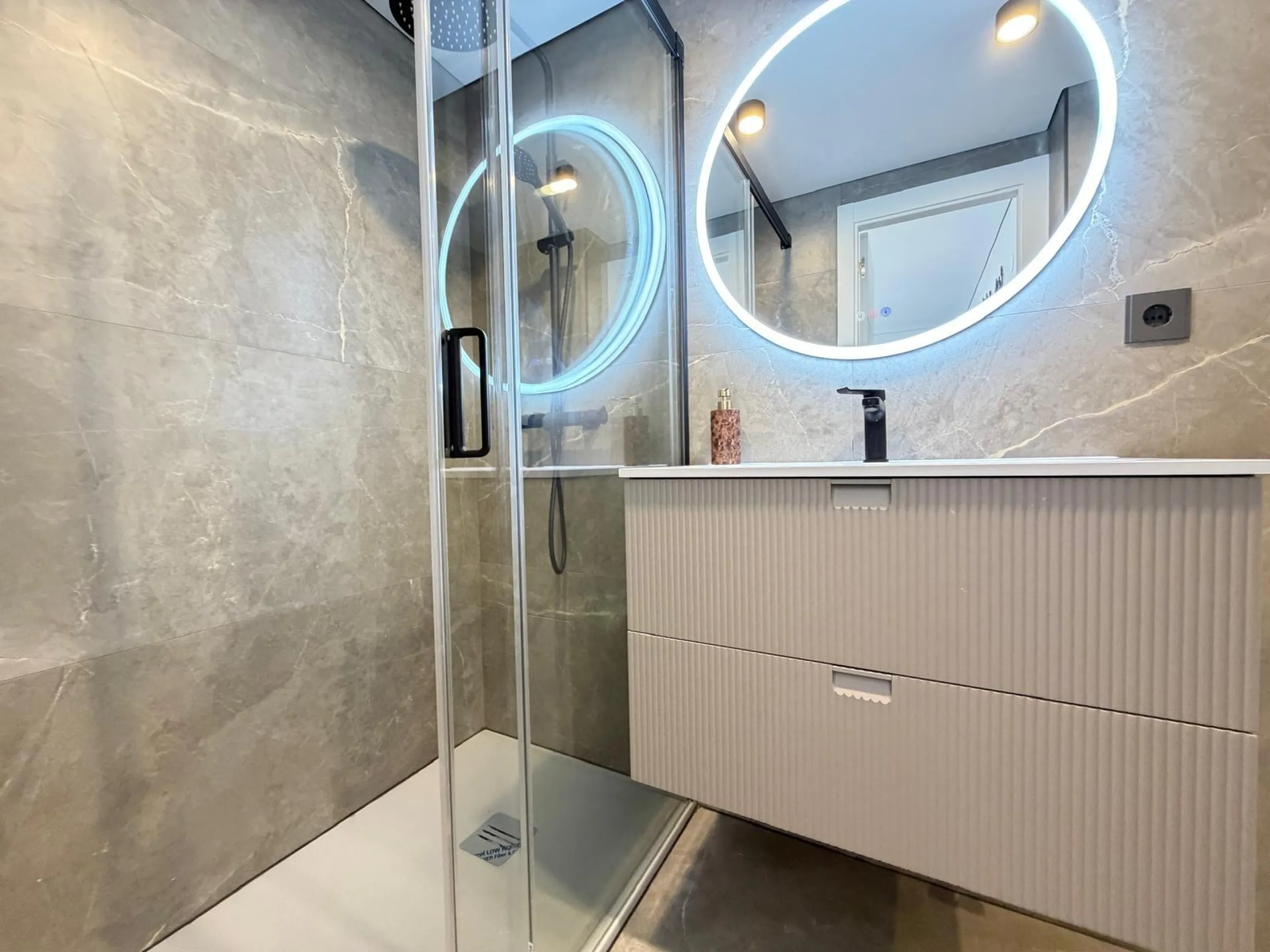 TOTALLY RENOVATED APARTMENT IN PUNTA PRIMA WITH SEA VIEWS. 3 BEDROOMS. 2 BATHROOMS. WITH A SURFACE AREA OF 91 M2.