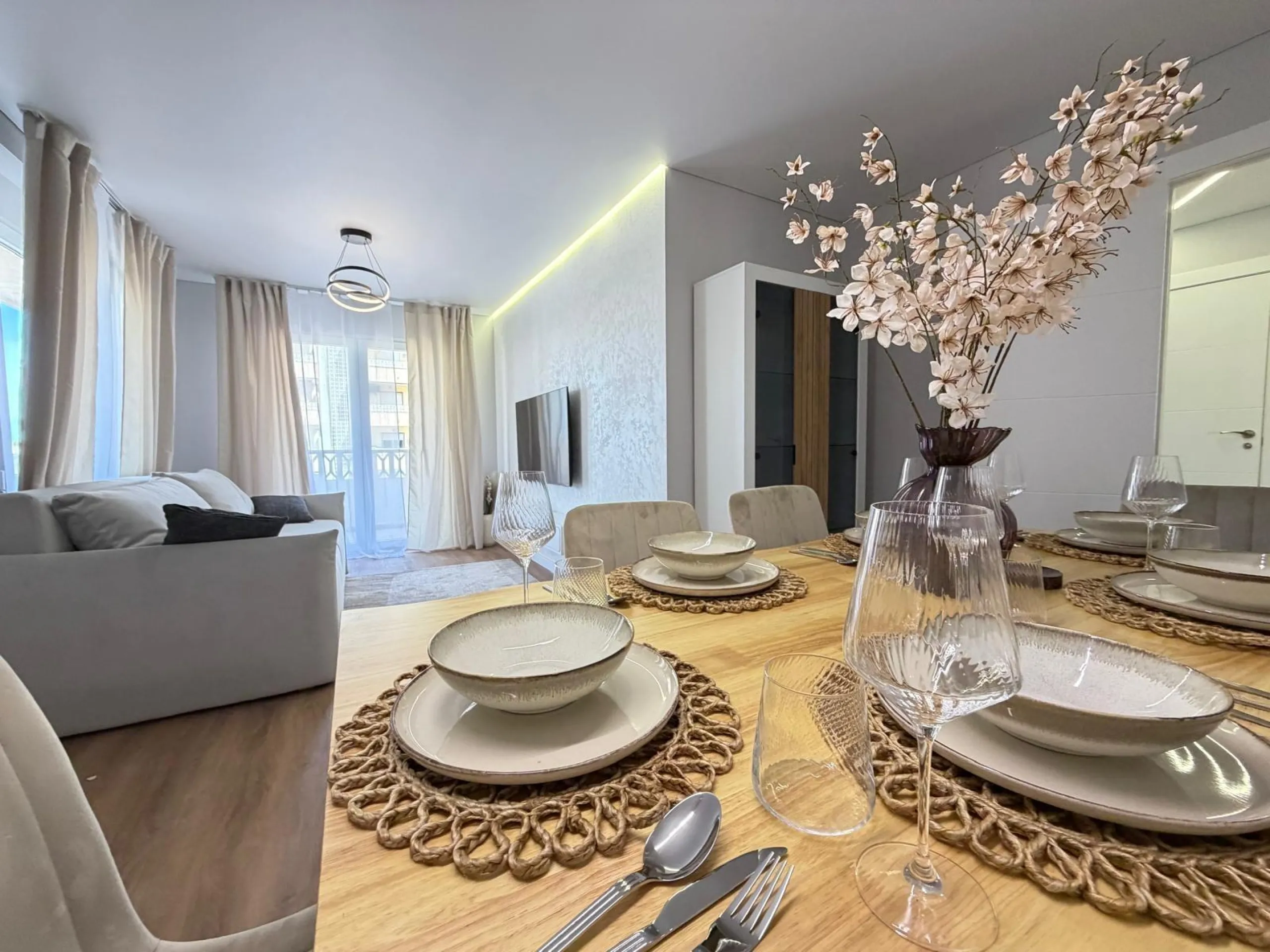 TOTALLY RENOVATED APARTMENT IN PUNTA PRIMA WITH SEA VIEWS. 3 BEDROOMS. 2 BATHROOMS. WITH A SURFACE AREA OF 91 M2.