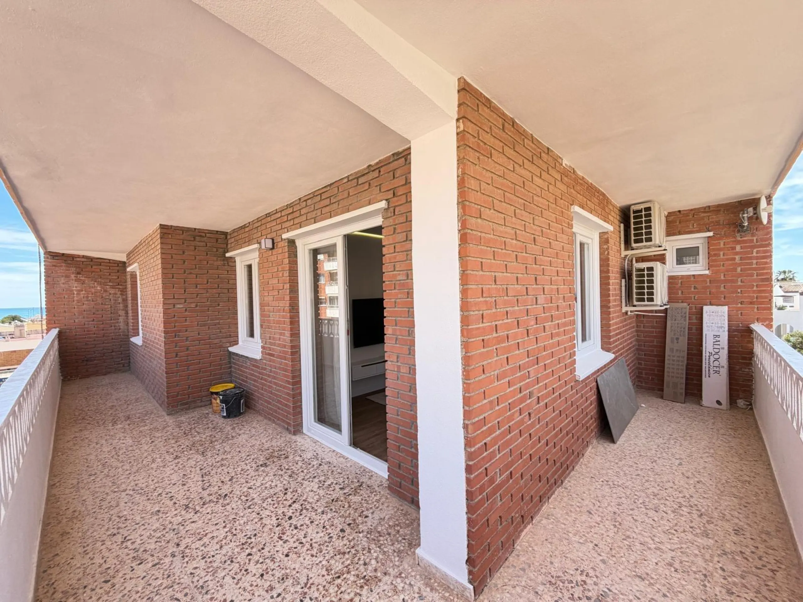 TOTALLY RENOVATED APARTMENT IN PUNTA PRIMA WITH SEA VIEWS. 3 BEDROOMS. 2 BATHROOMS. WITH A SURFACE AREA OF 91 M2.