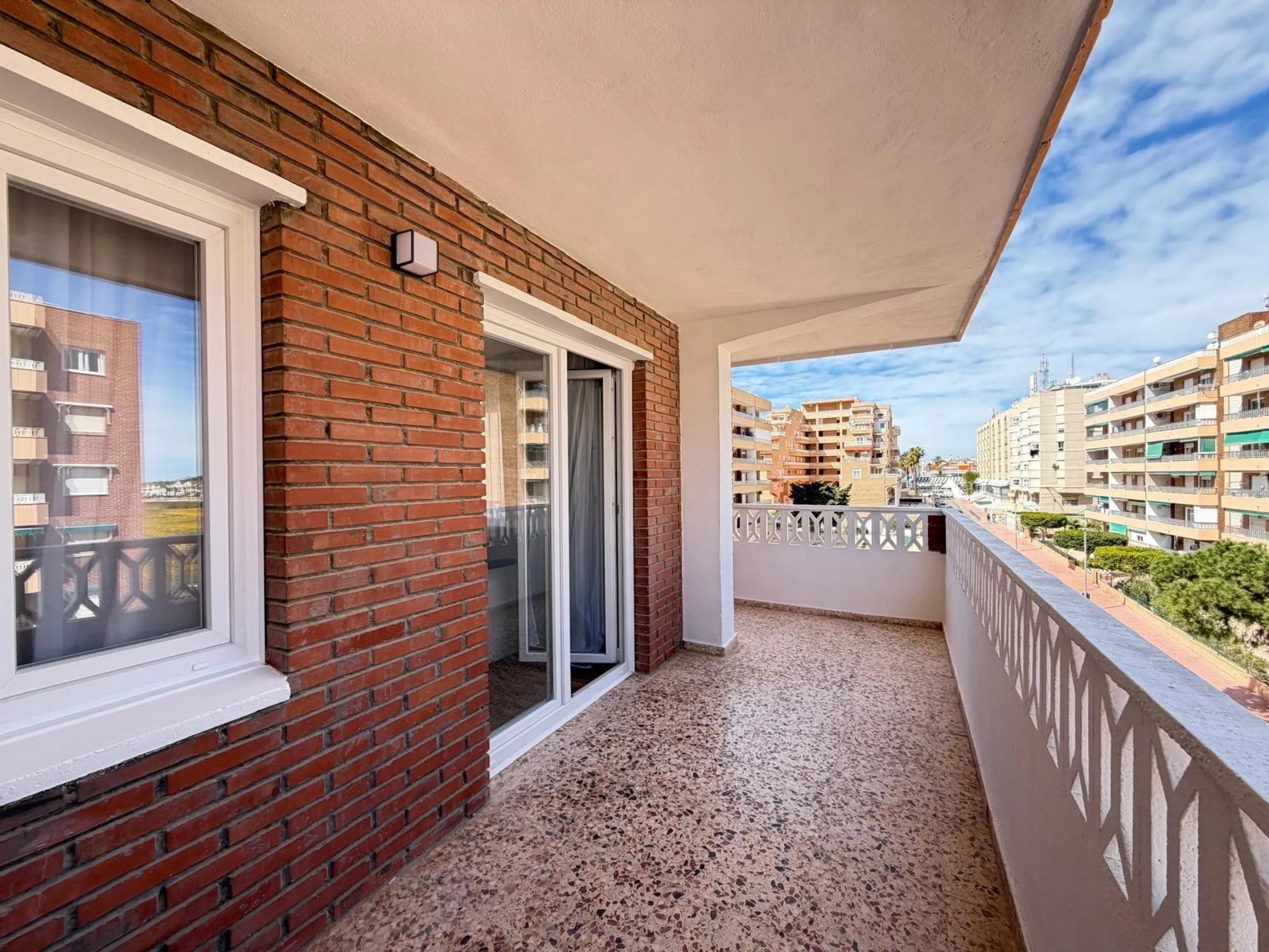 TOTALLY RENOVATED APARTMENT IN PUNTA PRIMA WITH SEA VIEWS. 3 BEDROOMS. 2 BATHROOMS. WITH A SURFACE AREA OF 91 M2.