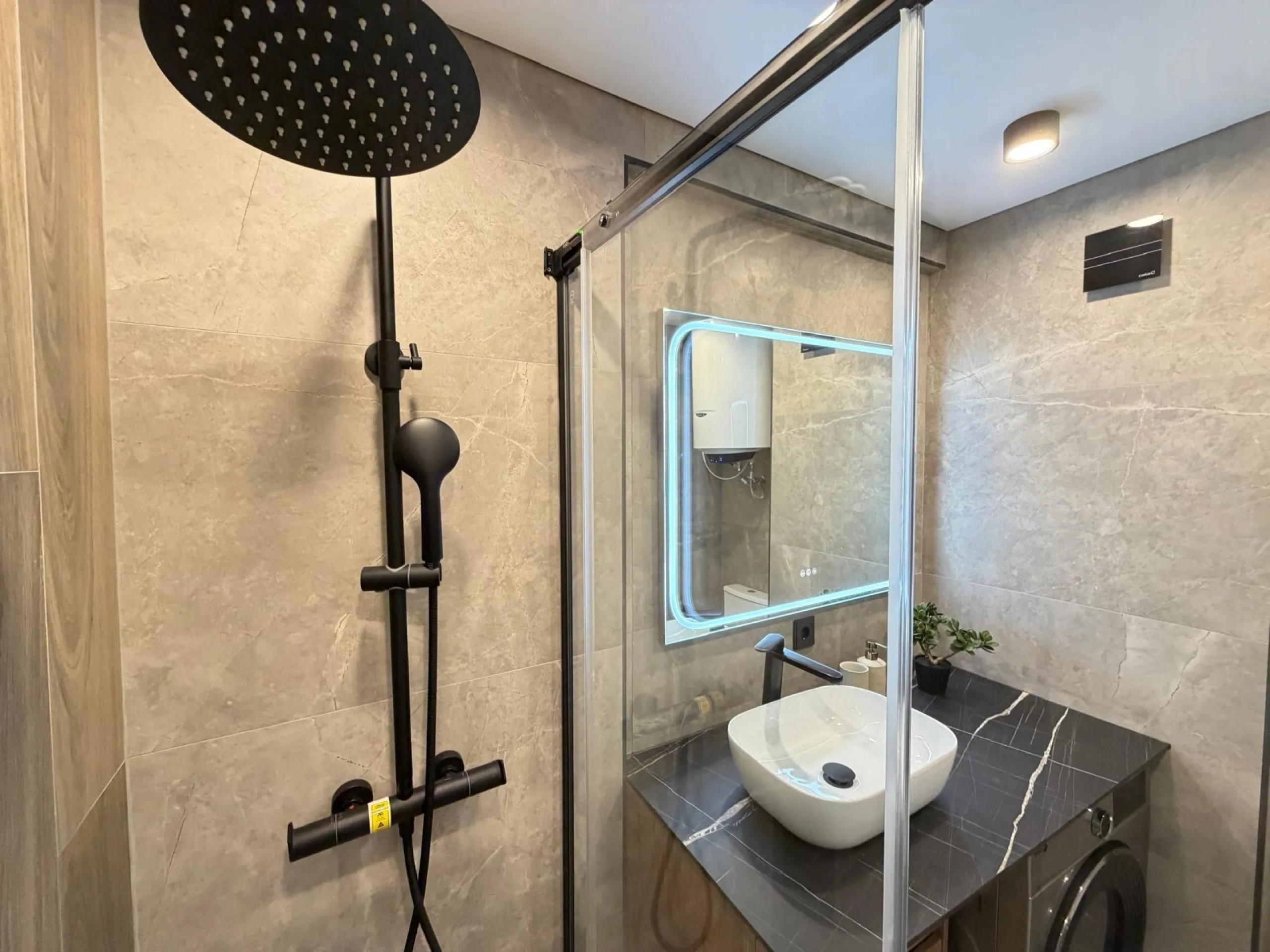 TOTALLY RENOVATED APARTMENT IN PUNTA PRIMA WITH SEA VIEWS. 3 BEDROOMS. 2 BATHROOMS. WITH A SURFACE AREA OF 91 M2.