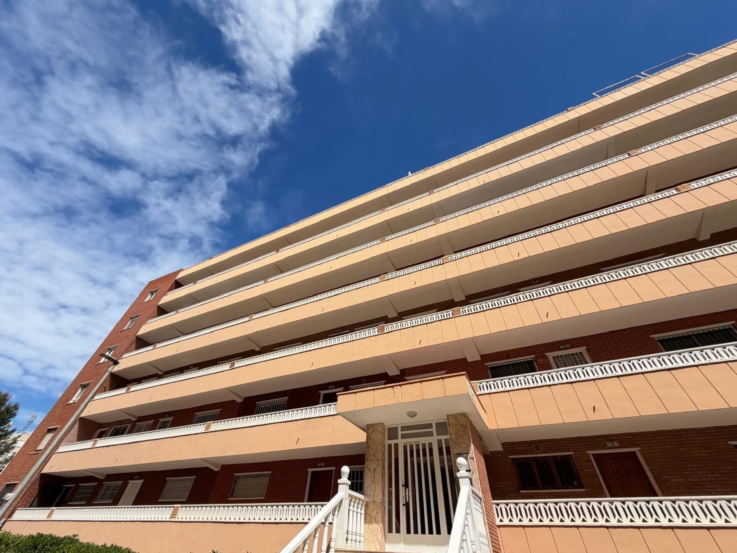 TOTALLY RENOVATED APARTMENT IN PUNTA PRIMA WITH SEA VIEWS. 3 BEDROOMS. 2 BATHROOMS. WITH A SURFACE AREA OF 91 M2.