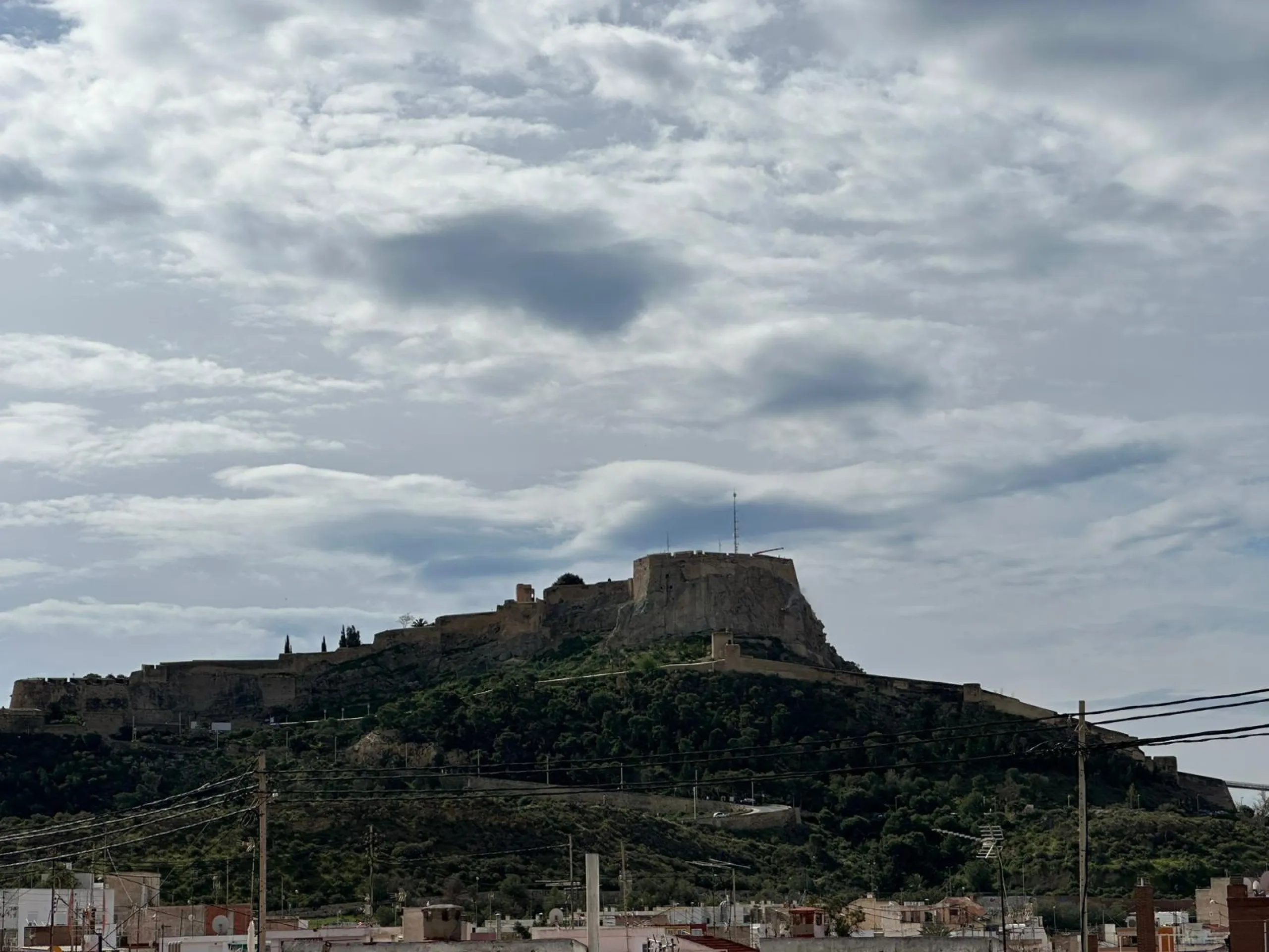 Luminoso piso con terraza y vistas al castillo en Alicante