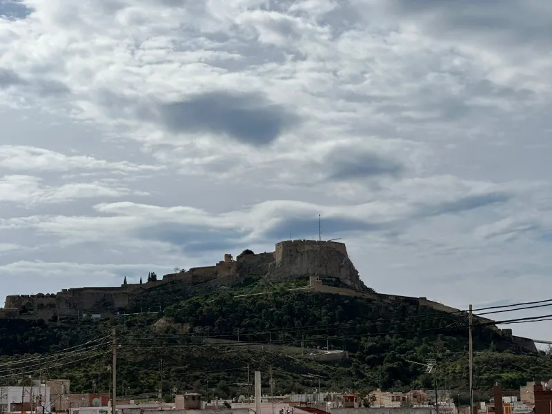 Luminoso piso con terraza y vistas al castillo en Alicante