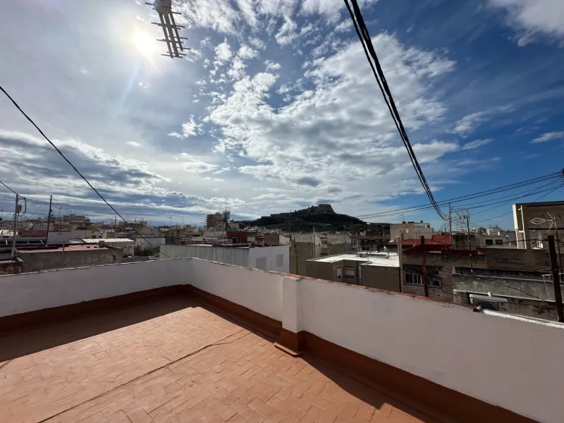 Luminoso piso con terraza y vistas al castillo en Alicante