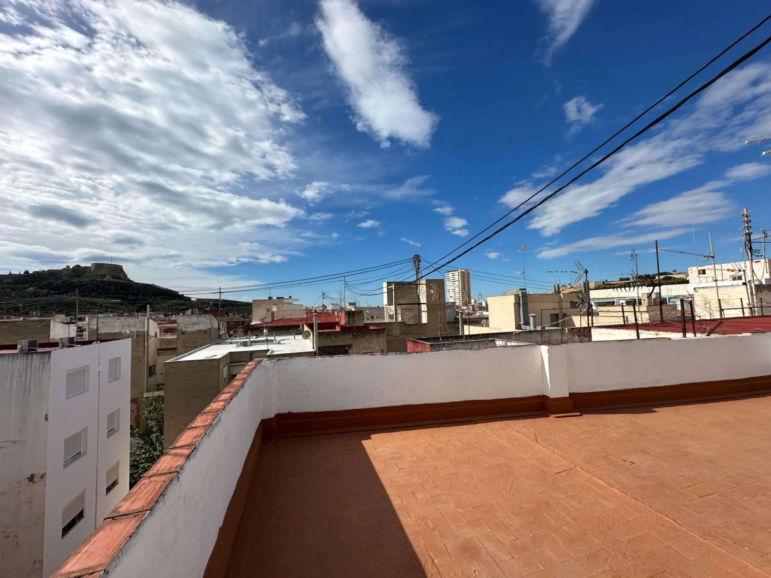 Luminoso piso con terraza y vistas al castillo en Alicante