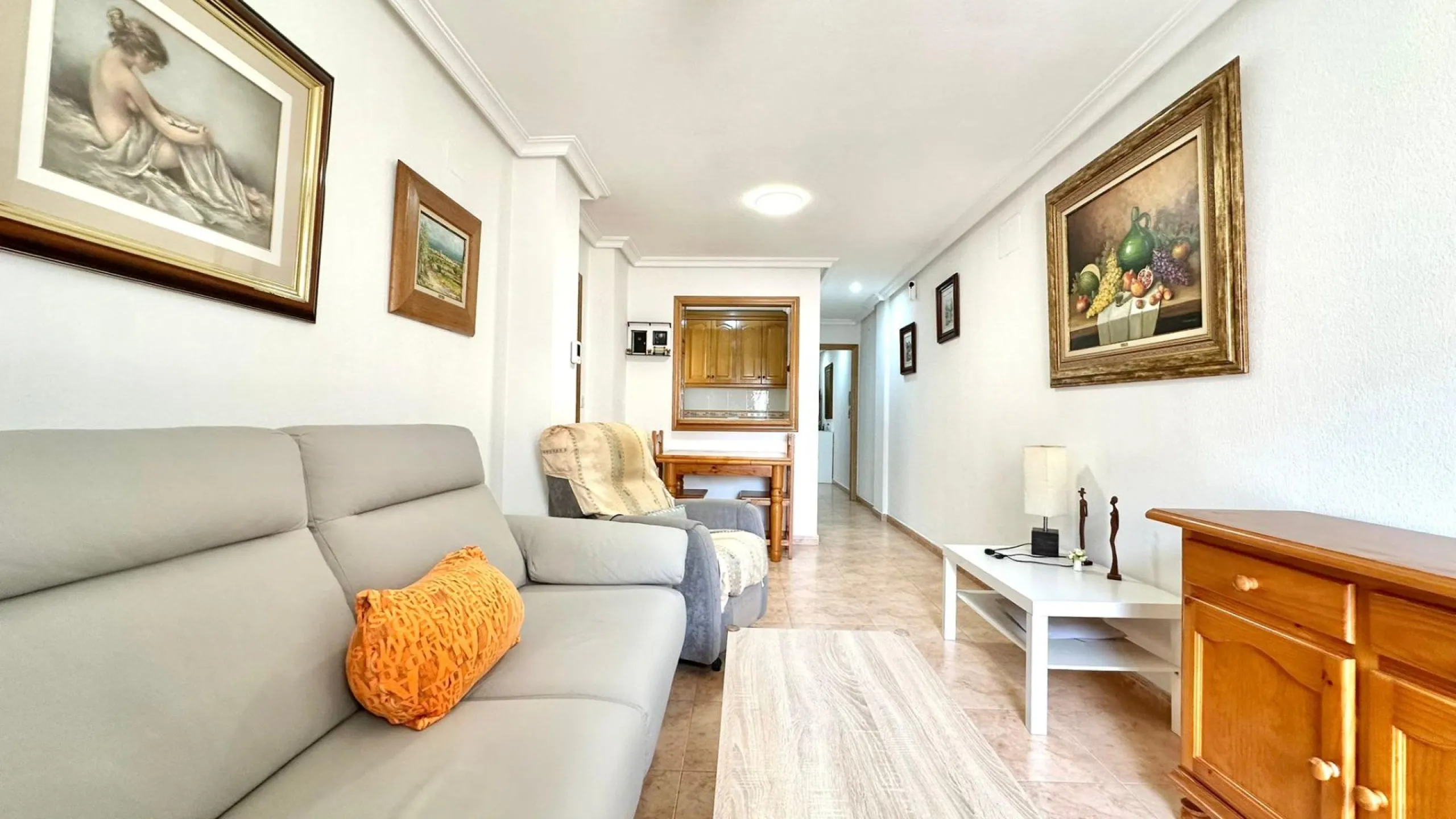 2 BEDROOM 1 BATHROOM APARTMENT WITH GARAGE IN THE CENTER OF TORREVIEJA