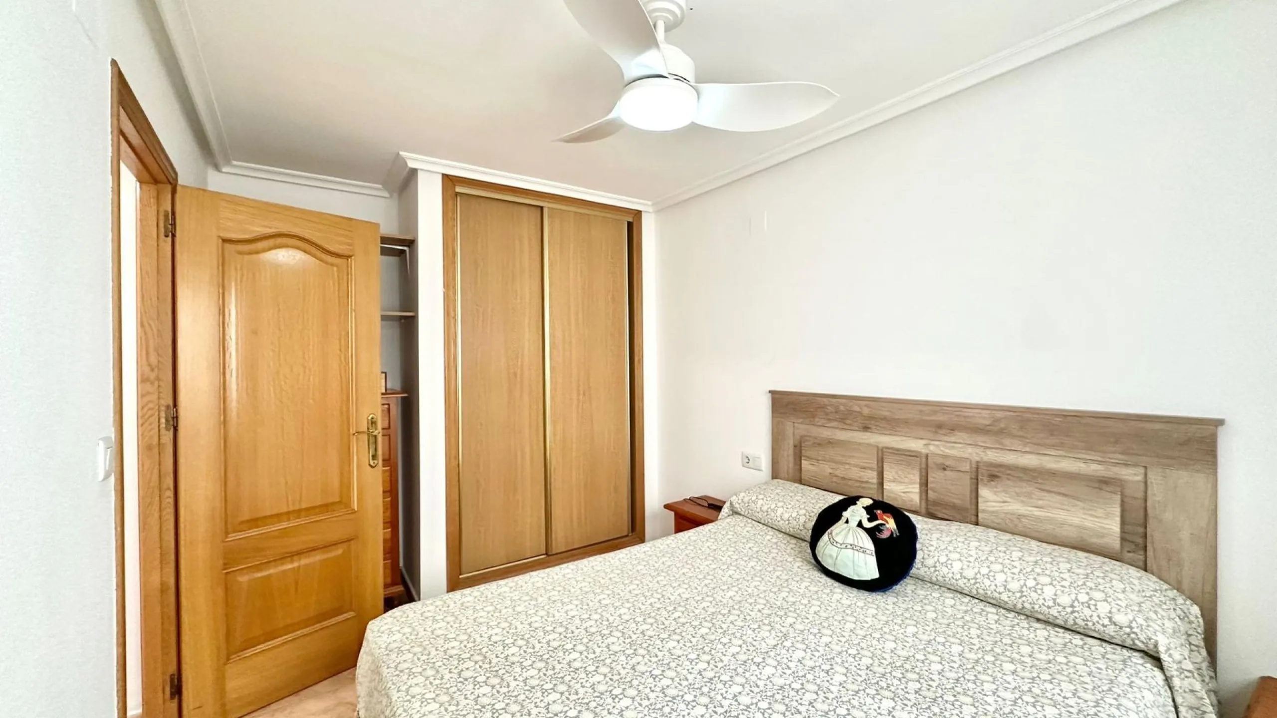 2 BEDROOM 1 BATHROOM APARTMENT WITH GARAGE IN THE CENTER OF TORREVIEJA