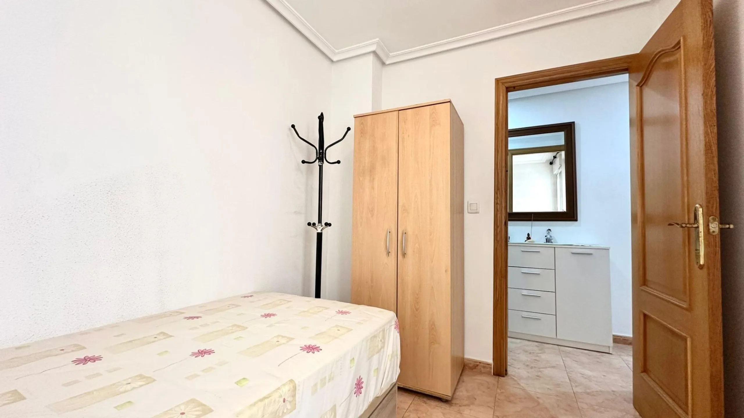 2 BEDROOM 1 BATHROOM APARTMENT WITH GARAGE IN THE CENTER OF TORREVIEJA