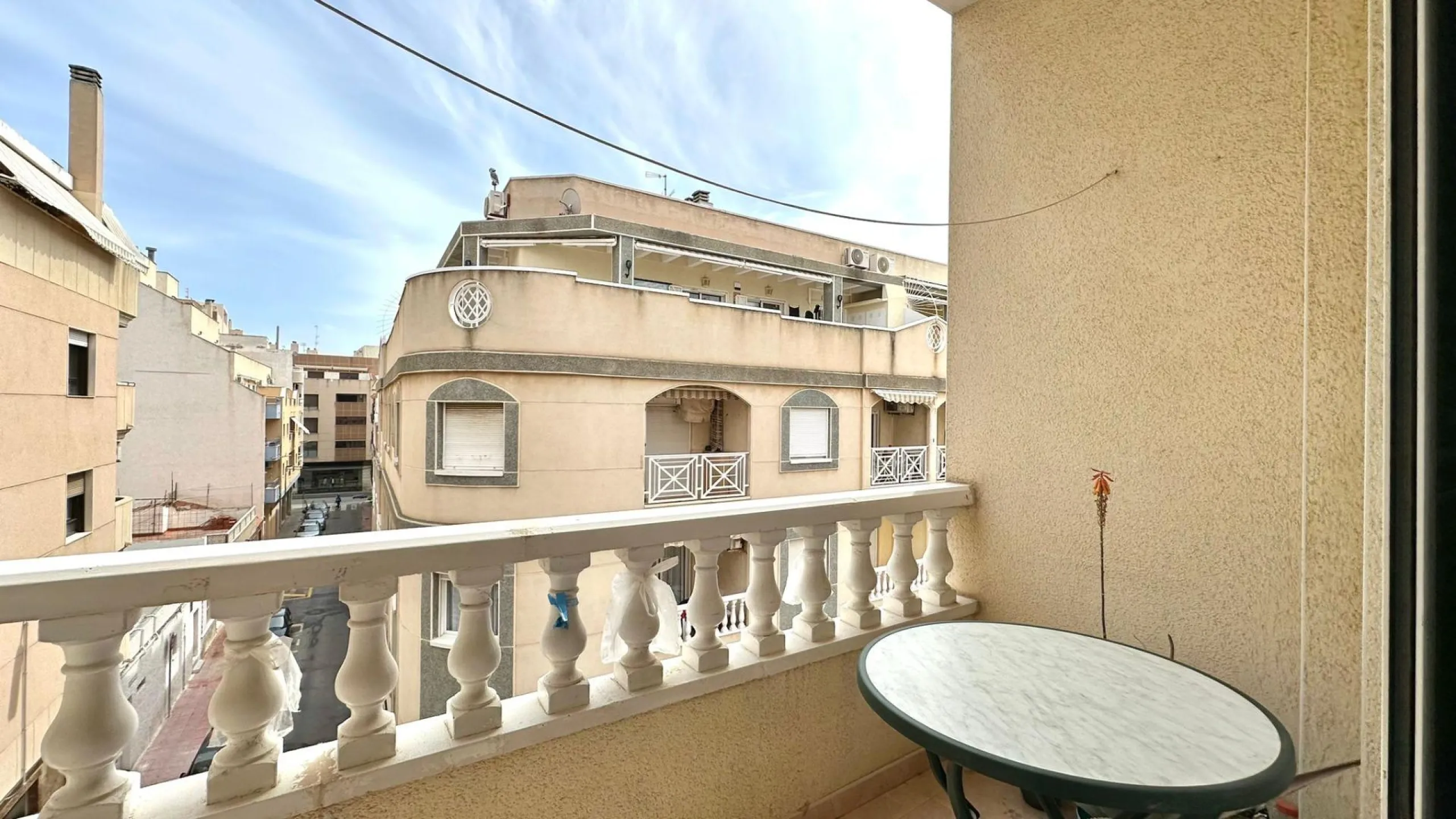 2 BEDROOM 1 BATHROOM APARTMENT WITH GARAGE IN THE CENTER OF TORREVIEJA
