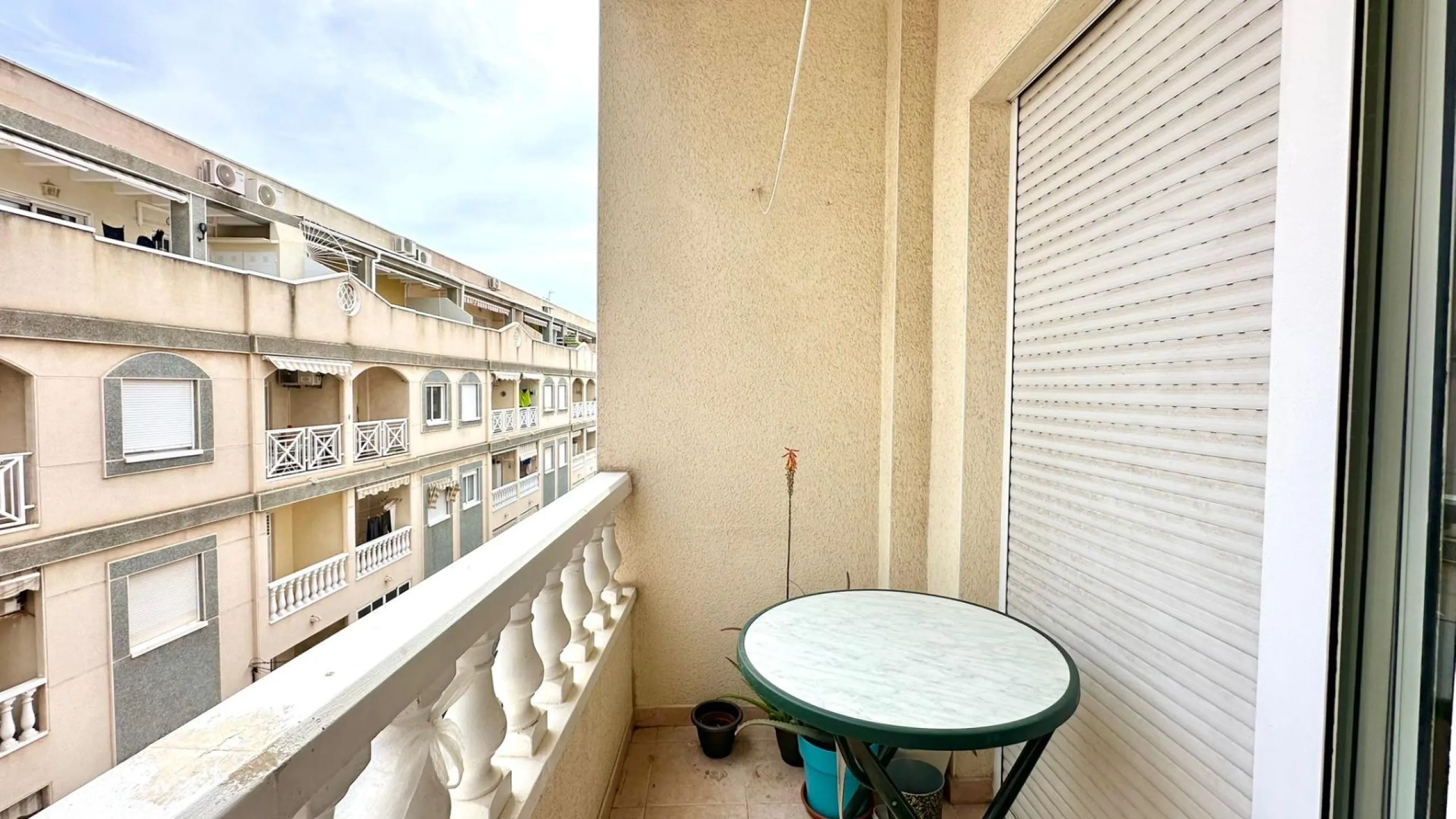 2 BEDROOM 1 BATHROOM APARTMENT WITH GARAGE IN THE CENTER OF TORREVIEJA