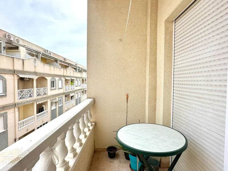 2 BEDROOM 1 BATHROOM APARTMENT WITH GARAGE IN THE CENTER OF TORREVIEJA