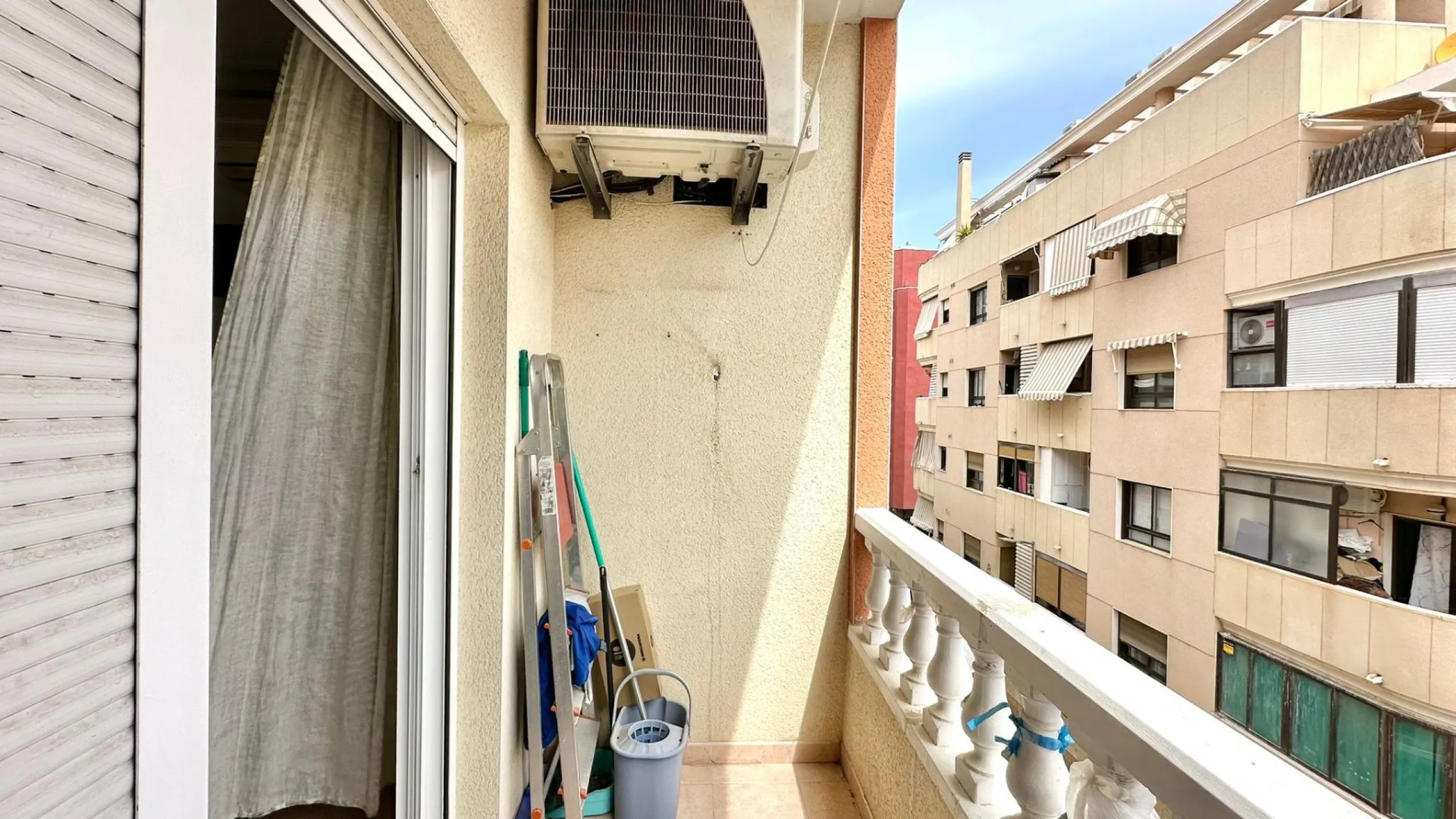 2 BEDROOM 1 BATHROOM APARTMENT WITH GARAGE IN THE CENTER OF TORREVIEJA