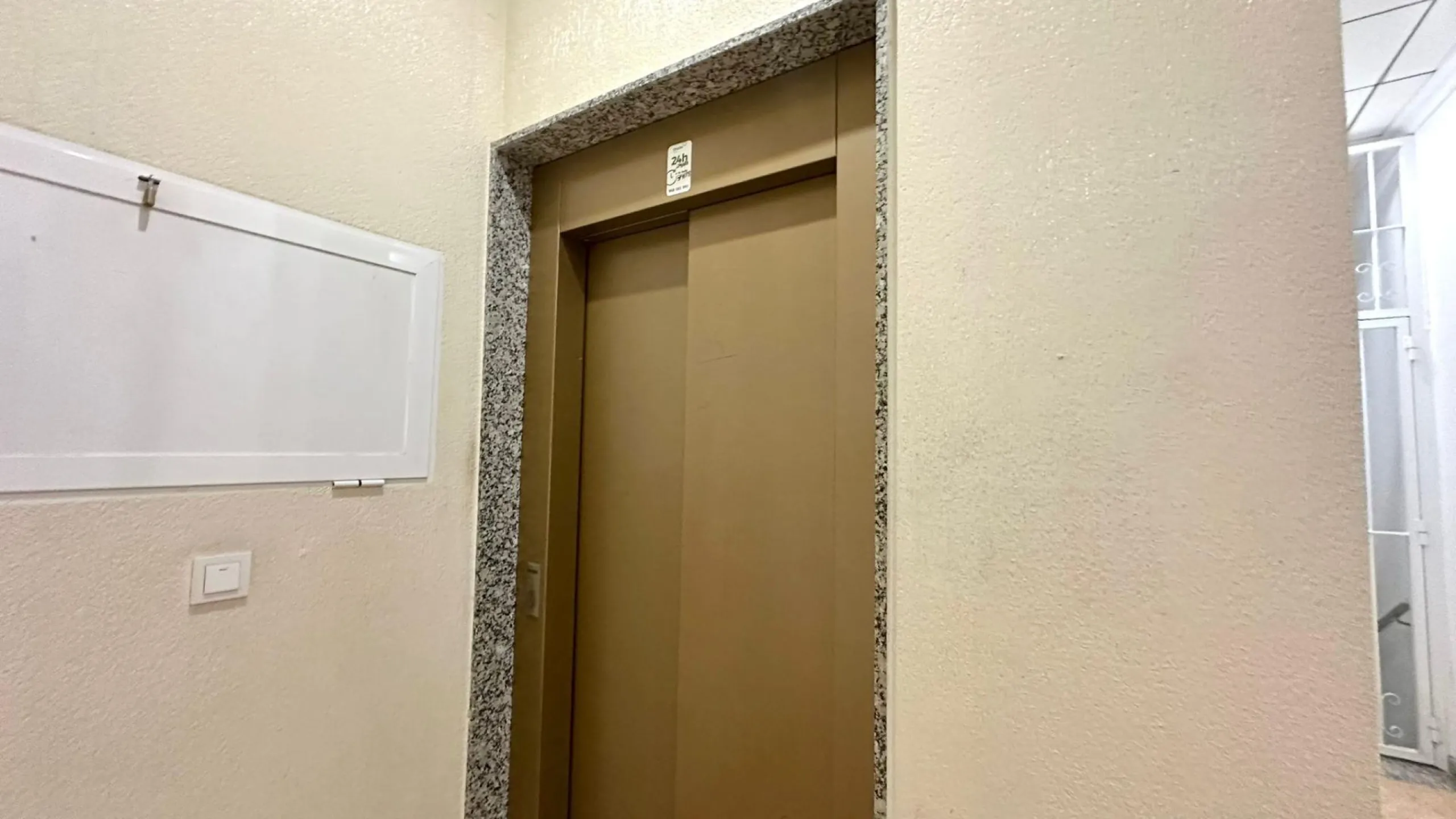 2 BEDROOM 1 BATHROOM APARTMENT WITH GARAGE IN THE CENTER OF TORREVIEJA