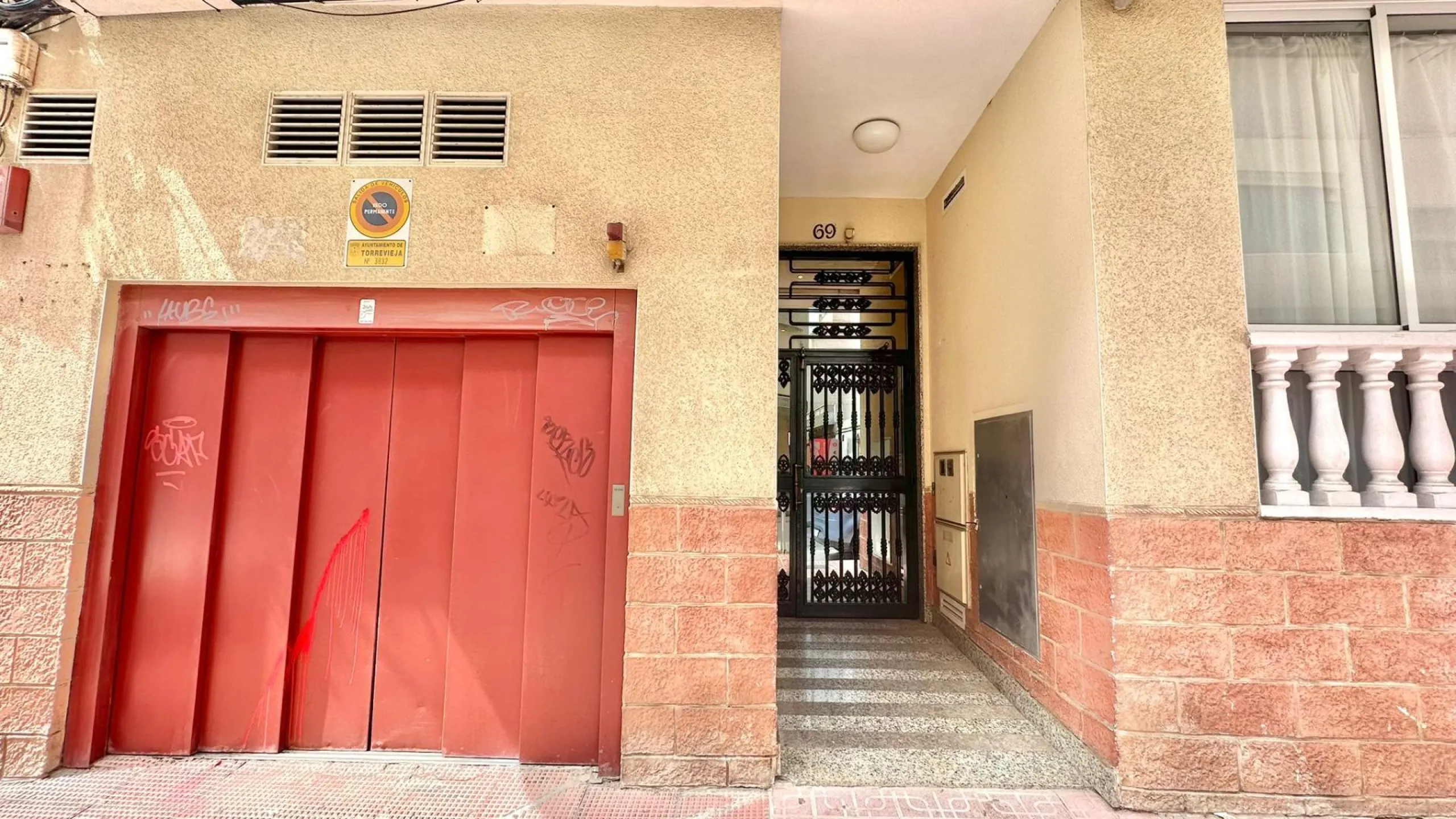 2 BEDROOM 1 BATHROOM APARTMENT WITH GARAGE IN THE CENTER OF TORREVIEJA