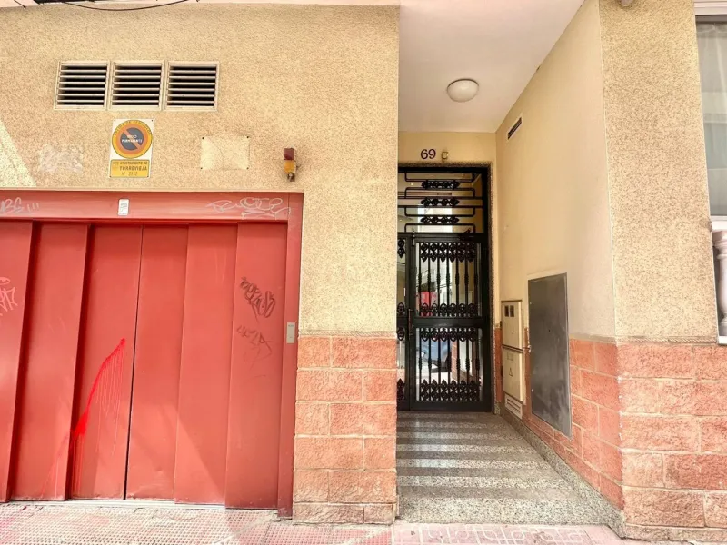 2 BEDROOM 1 BATHROOM APARTMENT WITH GARAGE IN THE CENTER OF TORREVIEJA