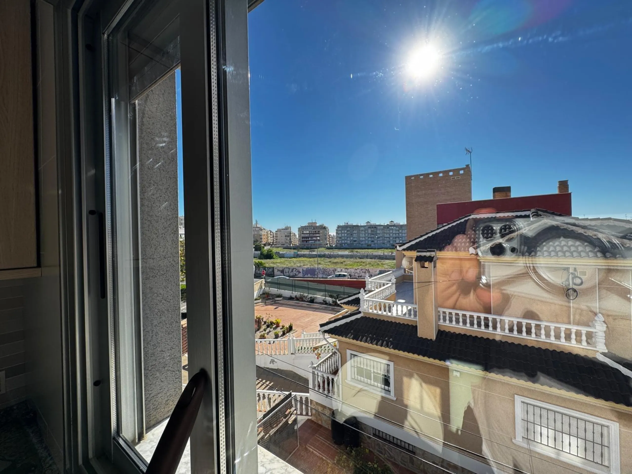 APARTAMENTO CON VISTAS AL PARQUE CON GARAJE+TRASTERO INCLUIDO. 3 DORM. 2 BAÑOS. SUPERFICIE DE 89 M2. PLAYA A 800 M.