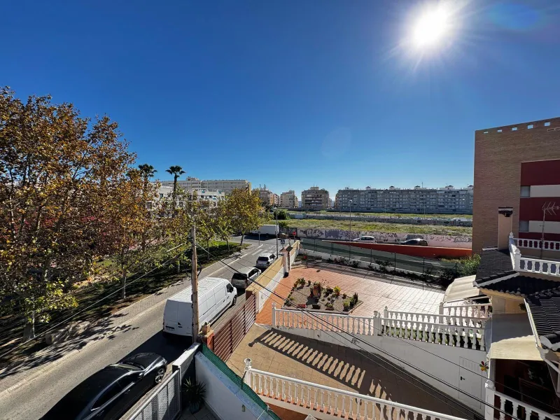 APARTAMENTO CON VISTAS AL PARQUE CON GARAJE+TRASTERO INCLUIDO. 3 DORM. 2 BAÑOS. SUPERFICIE DE 89 M2. PLAYA A 800 M.