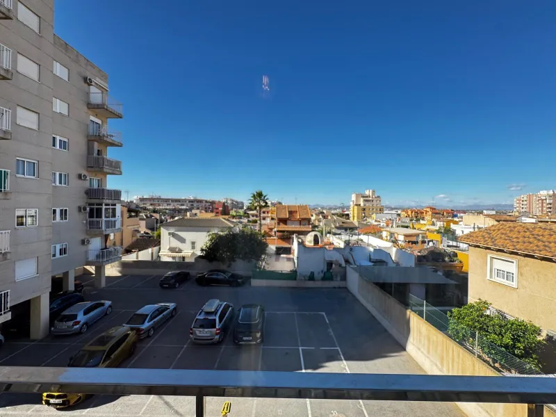 APARTAMENTO CON VISTAS AL PARQUE CON GARAJE+TRASTERO INCLUIDO. 3 DORM. 2 BAÑOS. SUPERFICIE DE 89 M2. PLAYA A 800 M.