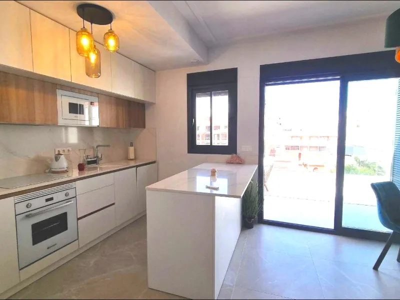 Modern apartment with private solarium in Torrevieja – just steps from the sea