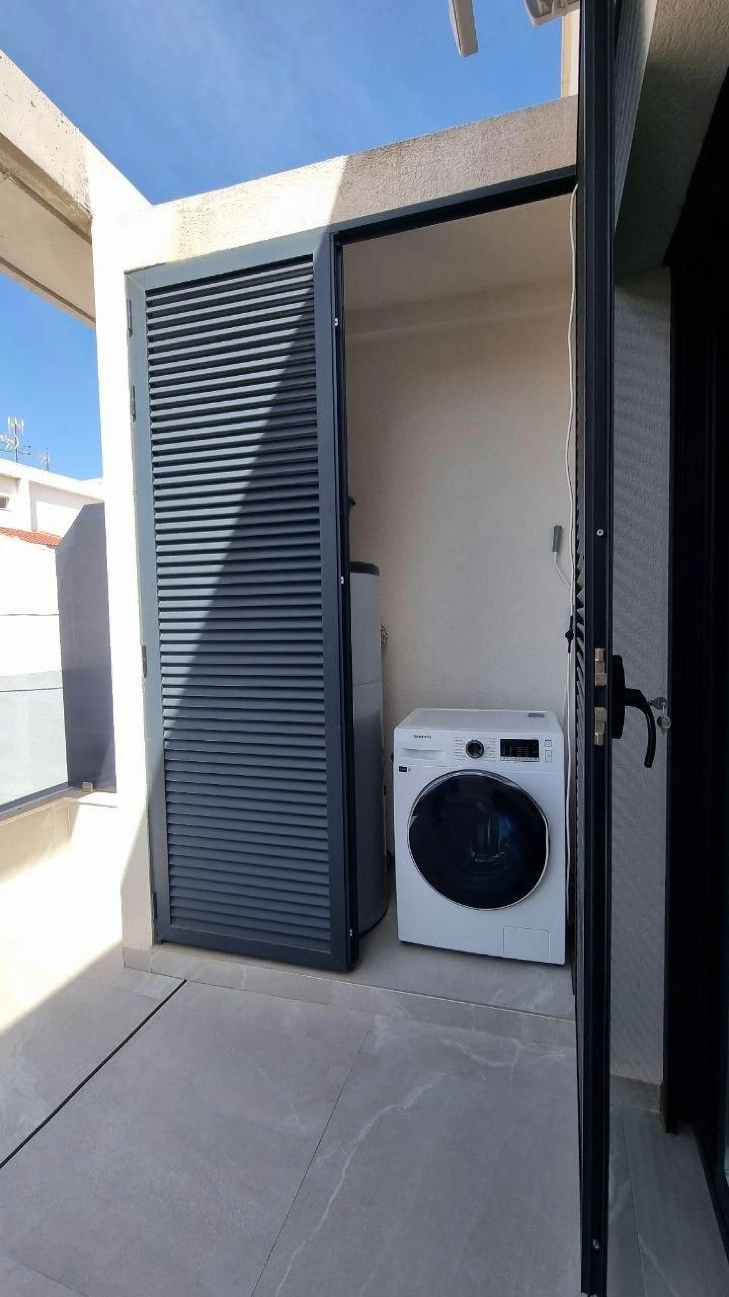 Modern apartment with private solarium in Torrevieja – just steps from the sea