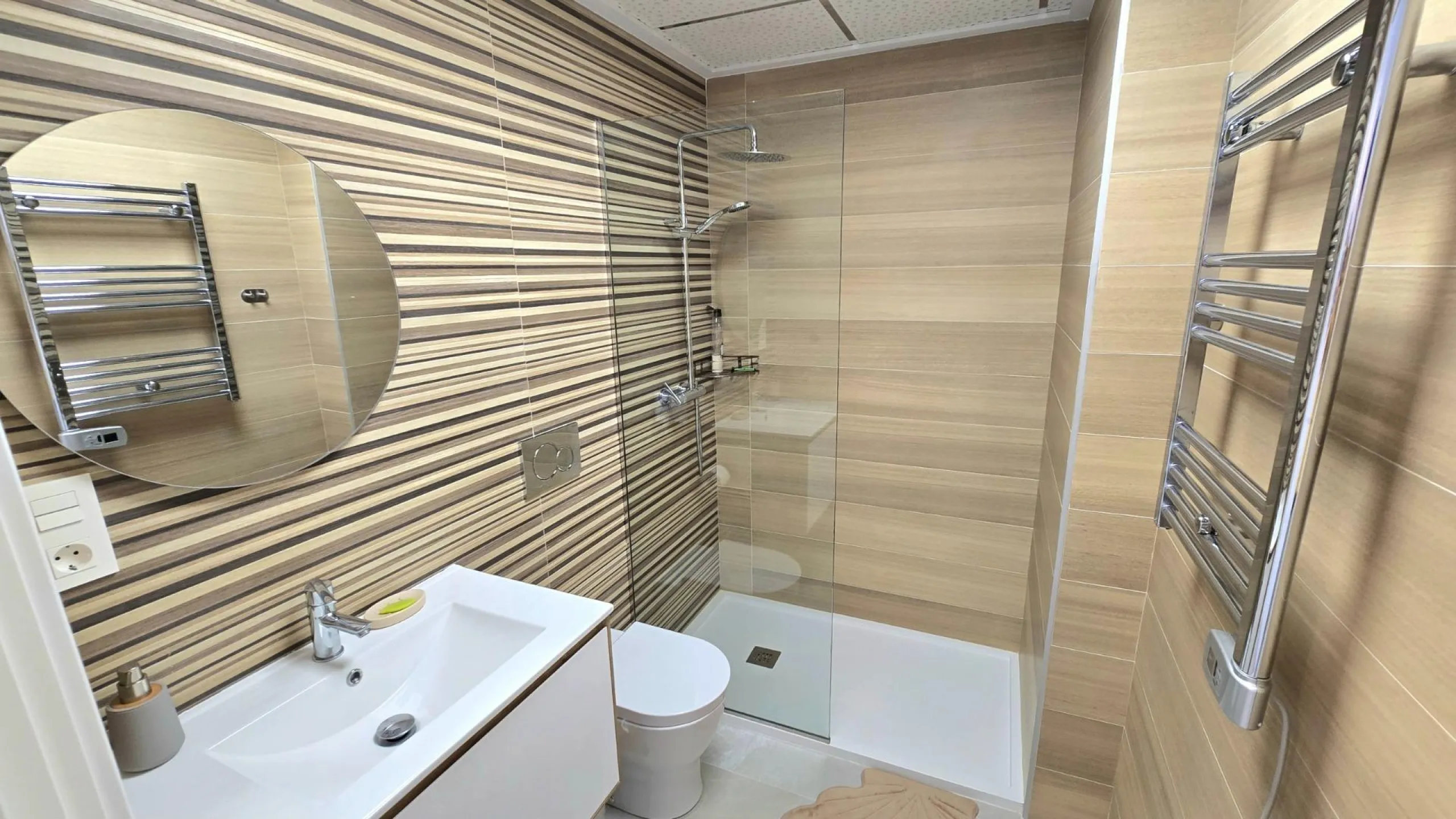 Modern apartment with private solarium in Torrevieja – just steps from the sea