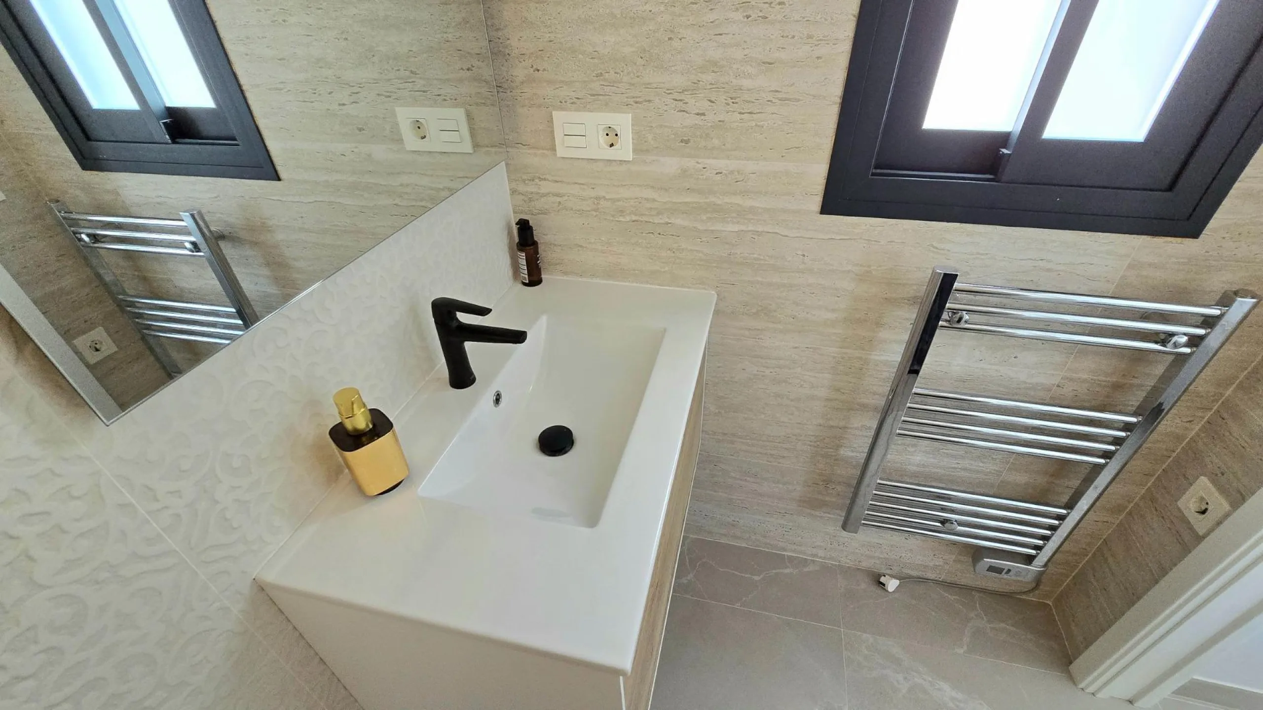 Modern apartment with private solarium in Torrevieja – just steps from the sea