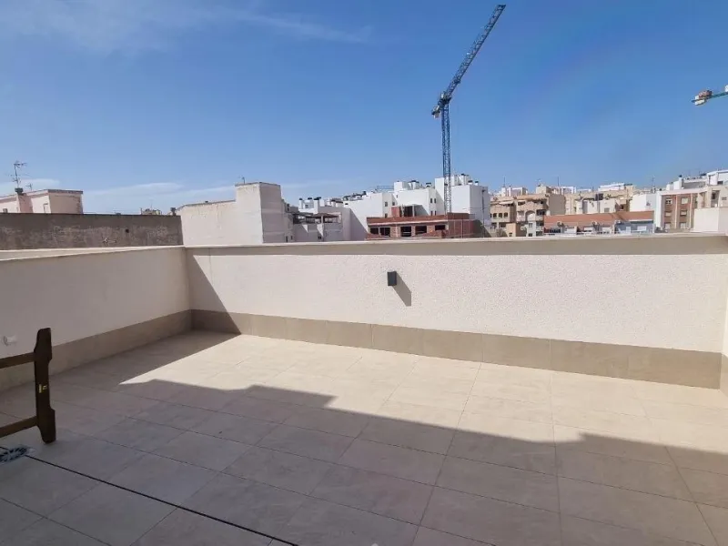 Modern apartment with private solarium in Torrevieja – just steps from the sea