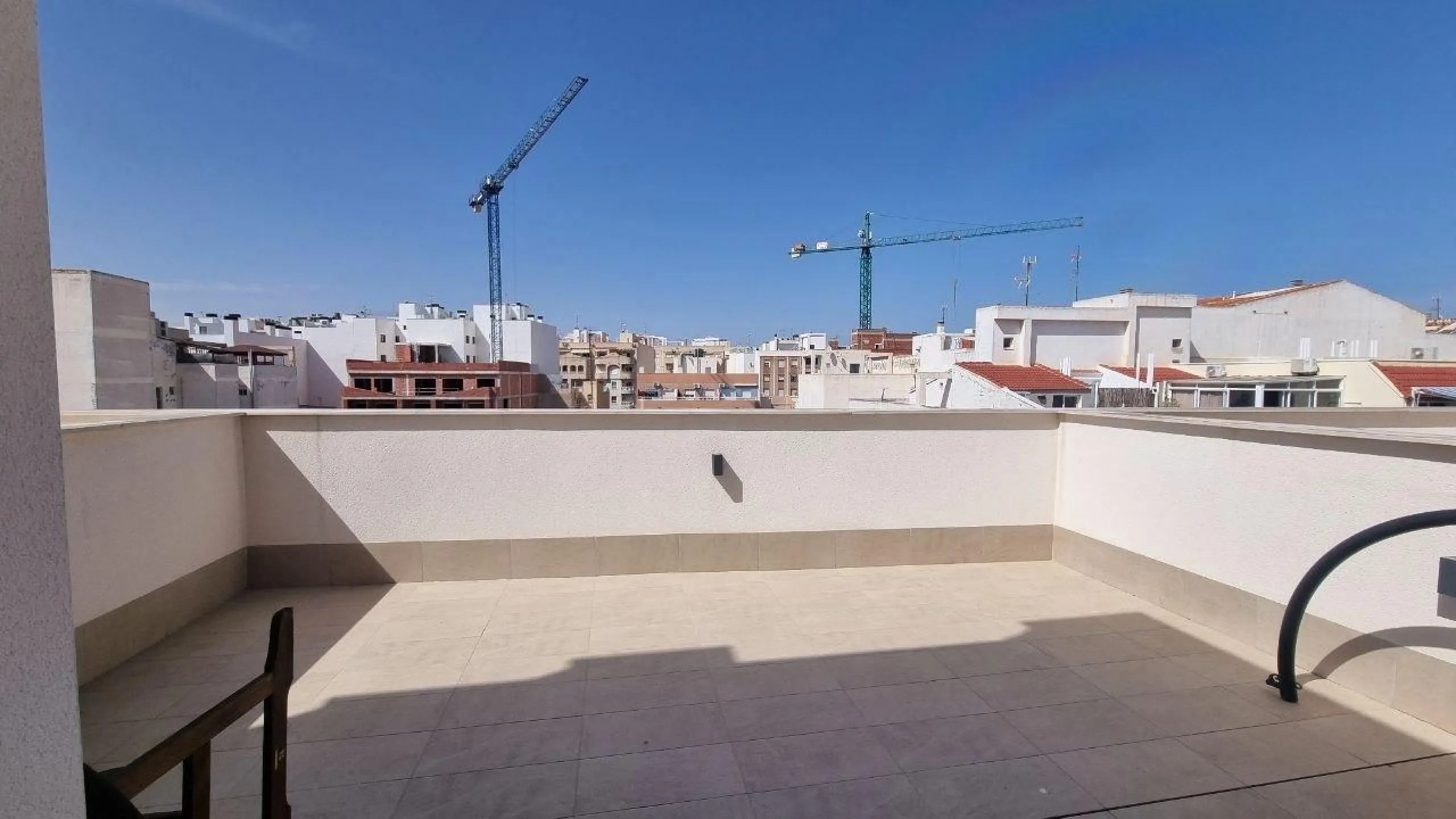 Modern apartment with private solarium in Torrevieja – just steps from the sea