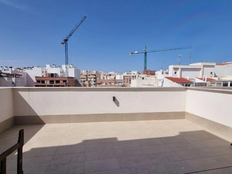 Modern apartment with private solarium in Torrevieja – just steps from the sea