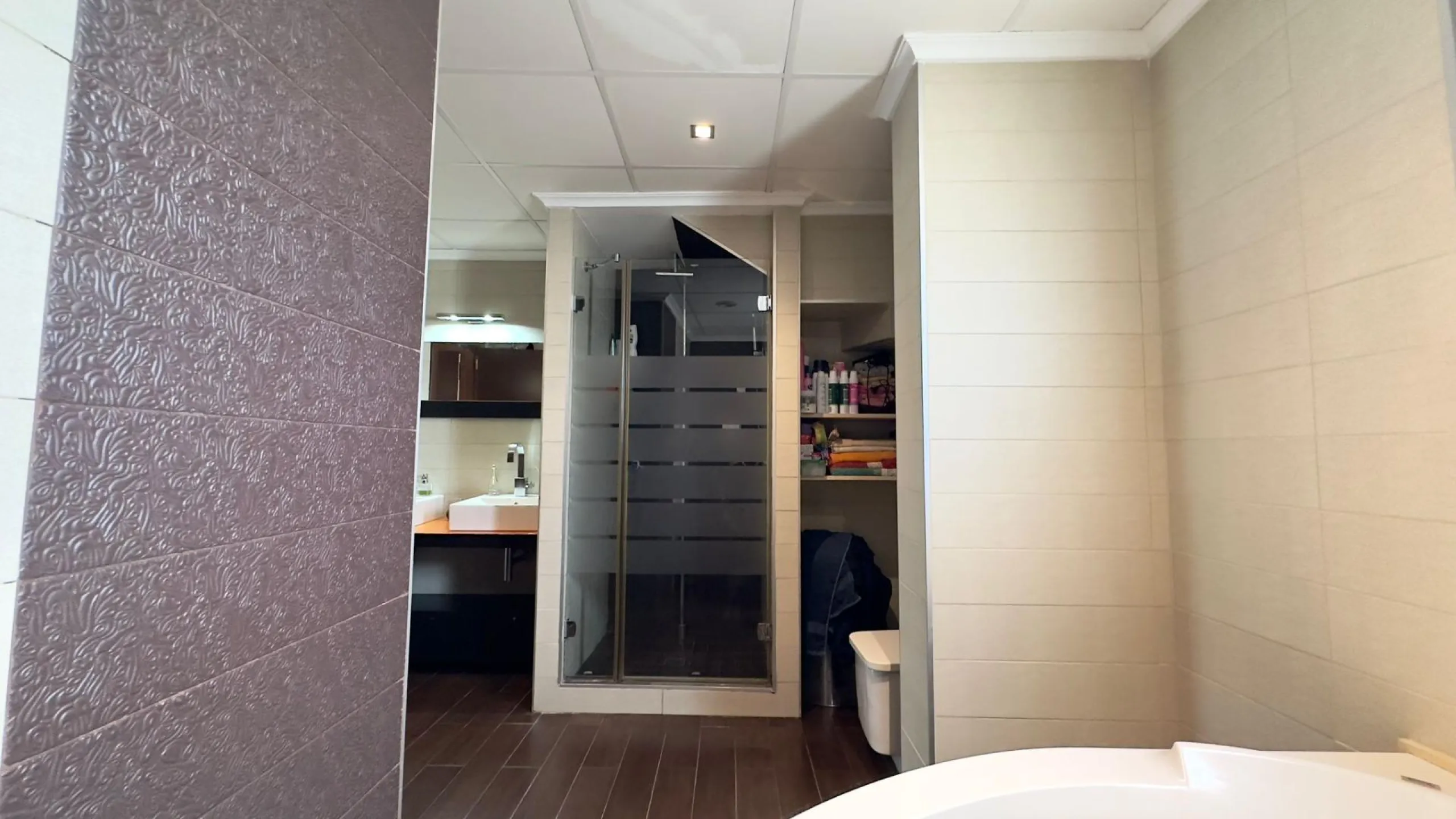 A COMPLETE BUILDING COMPRISING 4 FLATS, BUILT TO A HIGH STANDARD AND GUARANTEED TO BE PROFITABLE
