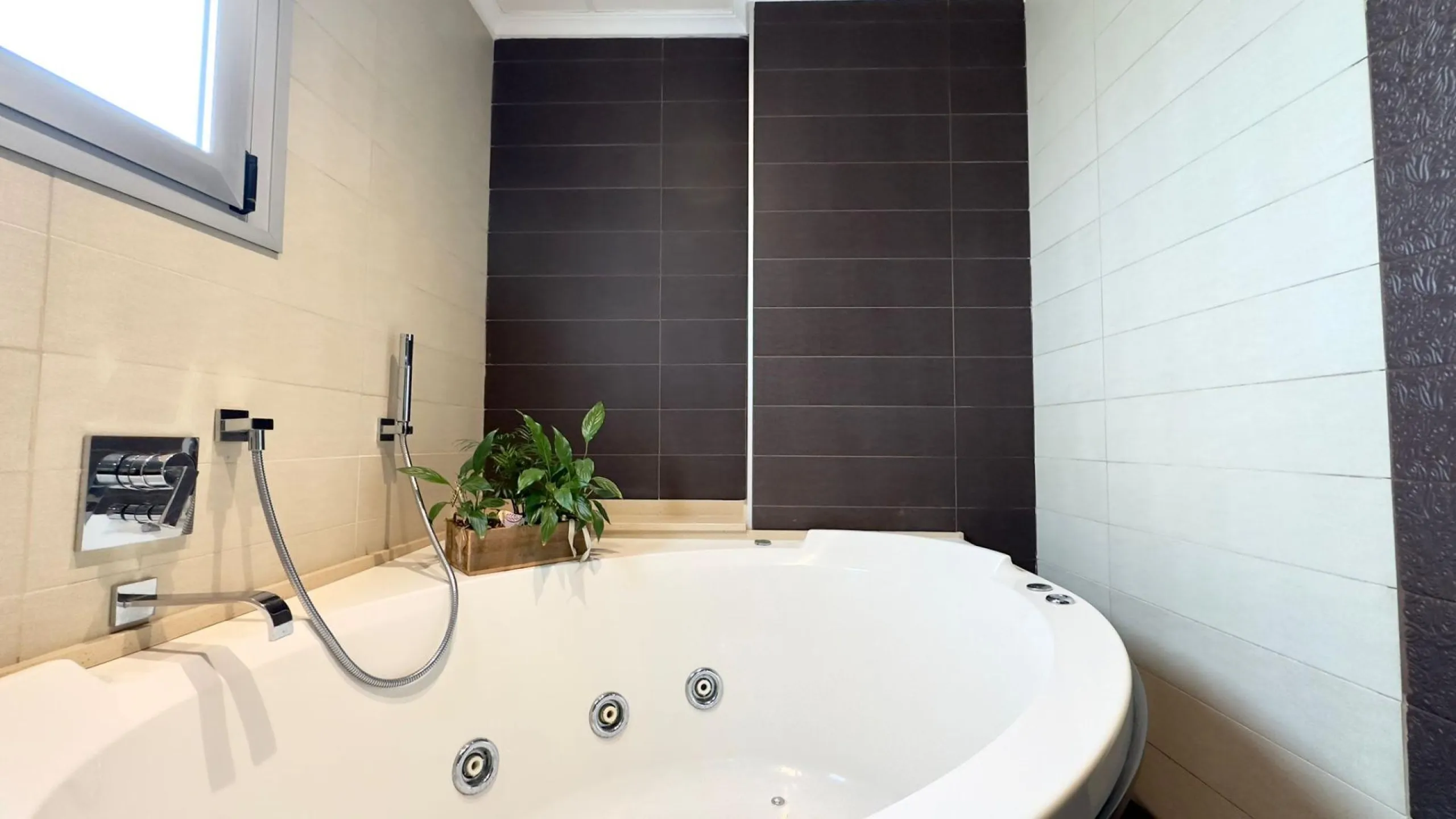 A COMPLETE BUILDING COMPRISING 4 FLATS, BUILT TO A HIGH STANDARD AND GUARANTEED TO BE PROFITABLE