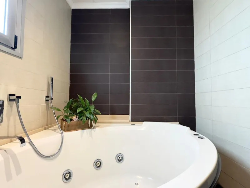 A COMPLETE BUILDING COMPRISING 4 FLATS, BUILT TO A HIGH STANDARD AND GUARANTEED TO BE PROFITABLE