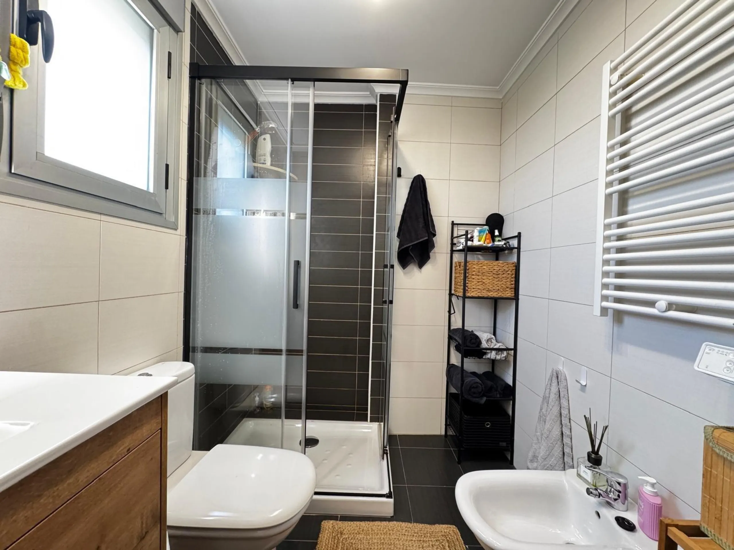 A COMPLETE BUILDING COMPRISING 4 FLATS, BUILT TO A HIGH STANDARD AND GUARANTEED TO BE PROFITABLE