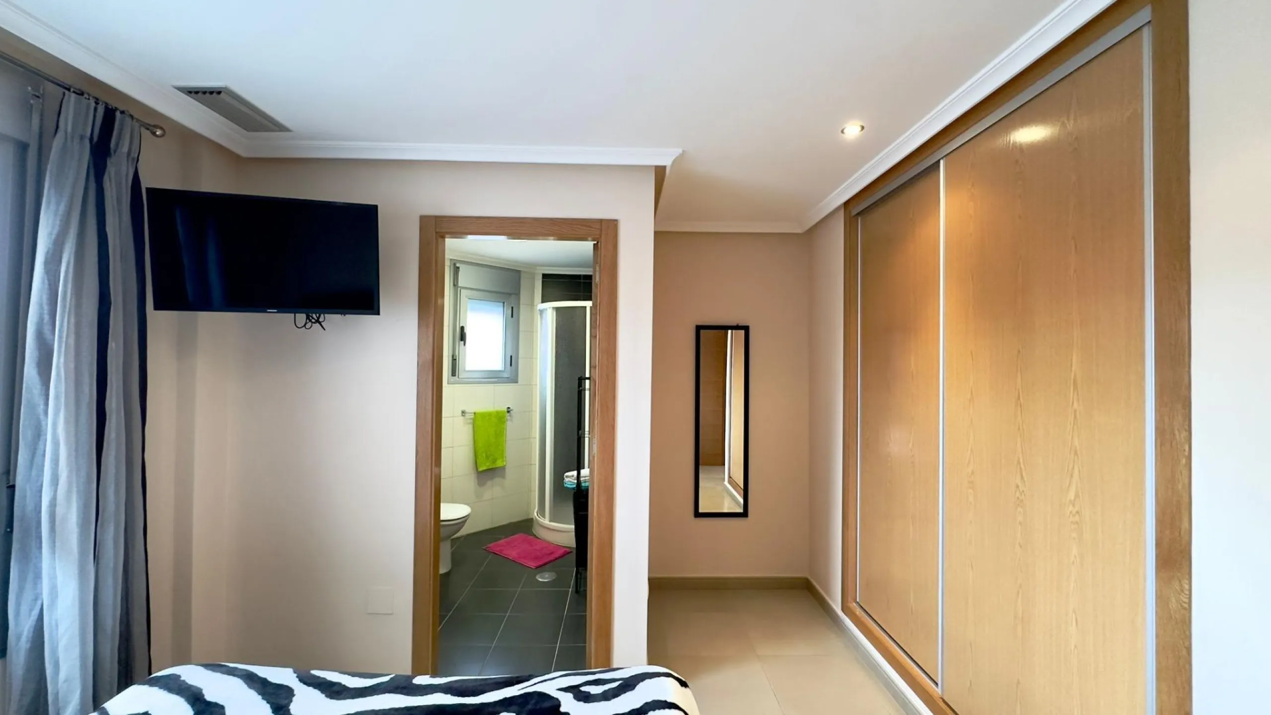 A COMPLETE BUILDING COMPRISING 4 FLATS, BUILT TO A HIGH STANDARD AND GUARANTEED TO BE PROFITABLE