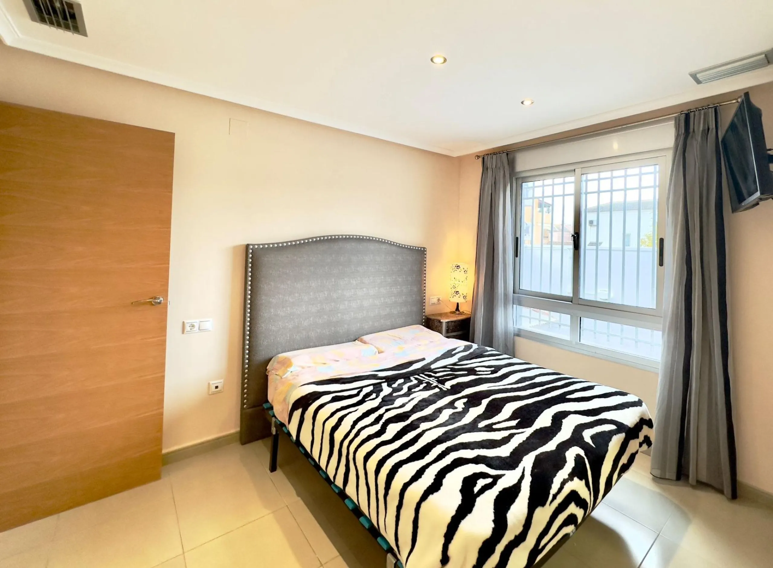 A COMPLETE BUILDING COMPRISING 4 FLATS, BUILT TO A HIGH STANDARD AND GUARANTEED TO BE PROFITABLE