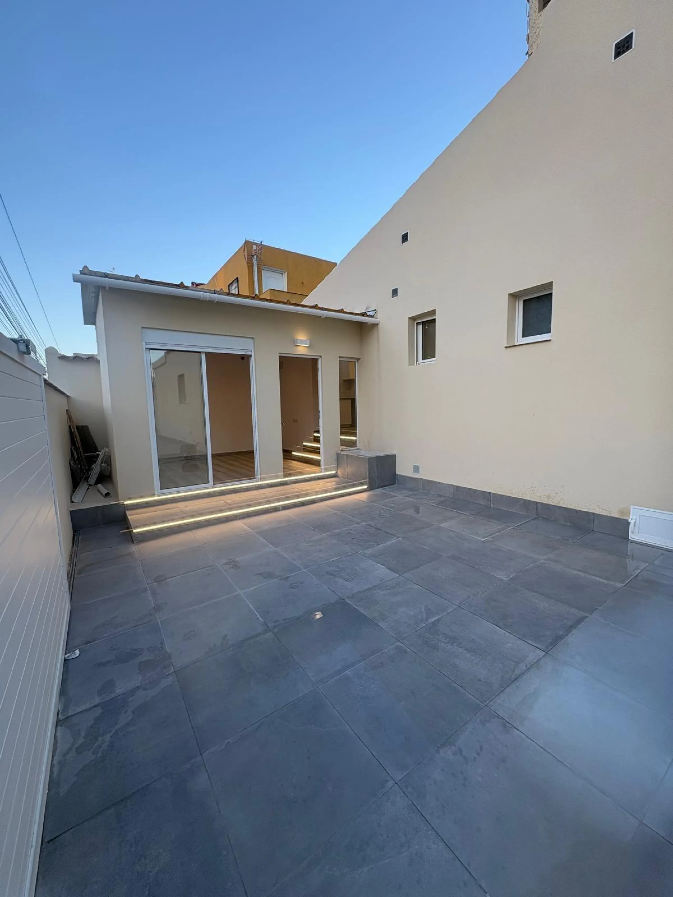 Corner townhouse with southwest orientation just 1.6 km from the sea