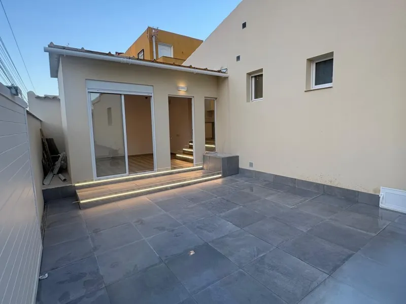 Corner townhouse with southwest orientation just 1.6 km from the sea