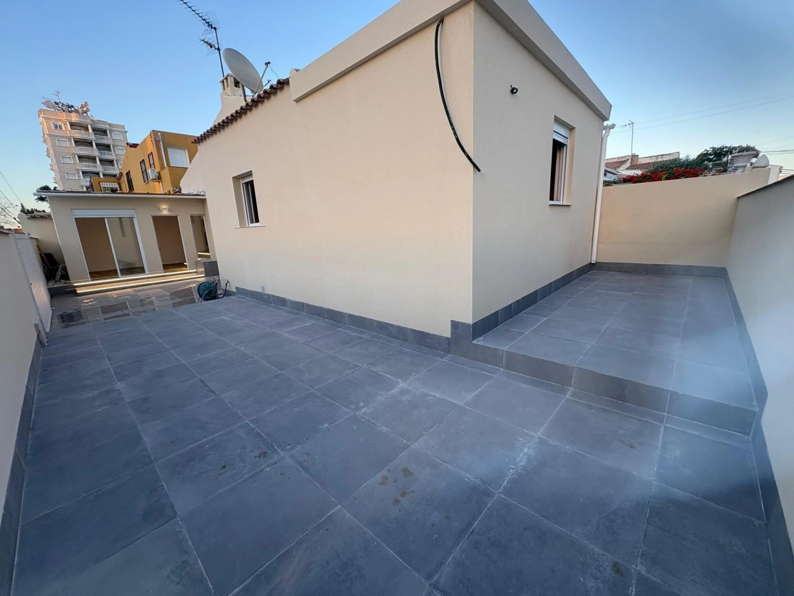 Corner townhouse with southwest orientation just 1.6 km from the sea