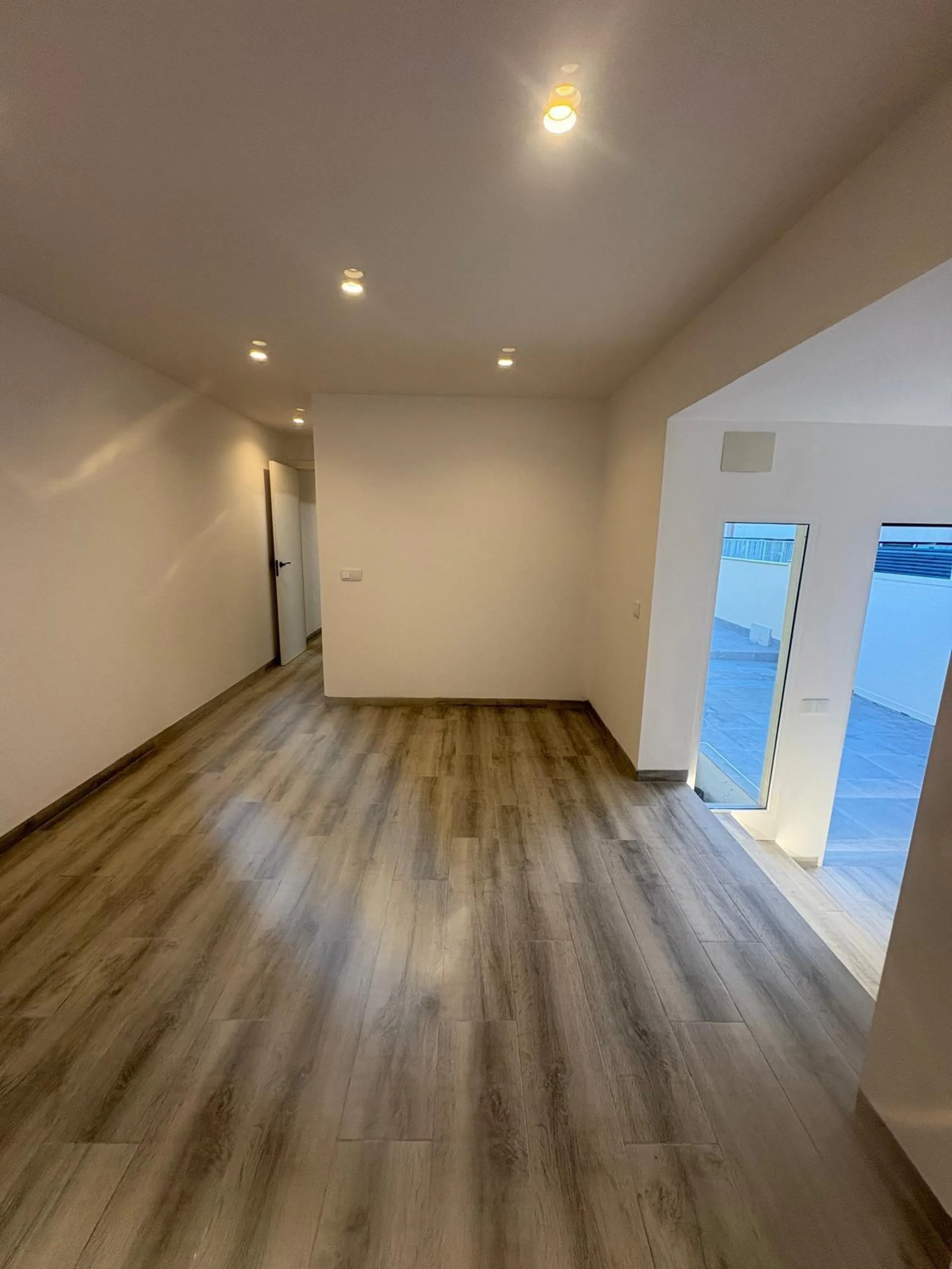 Corner townhouse with southwest orientation just 1.6 km from the sea