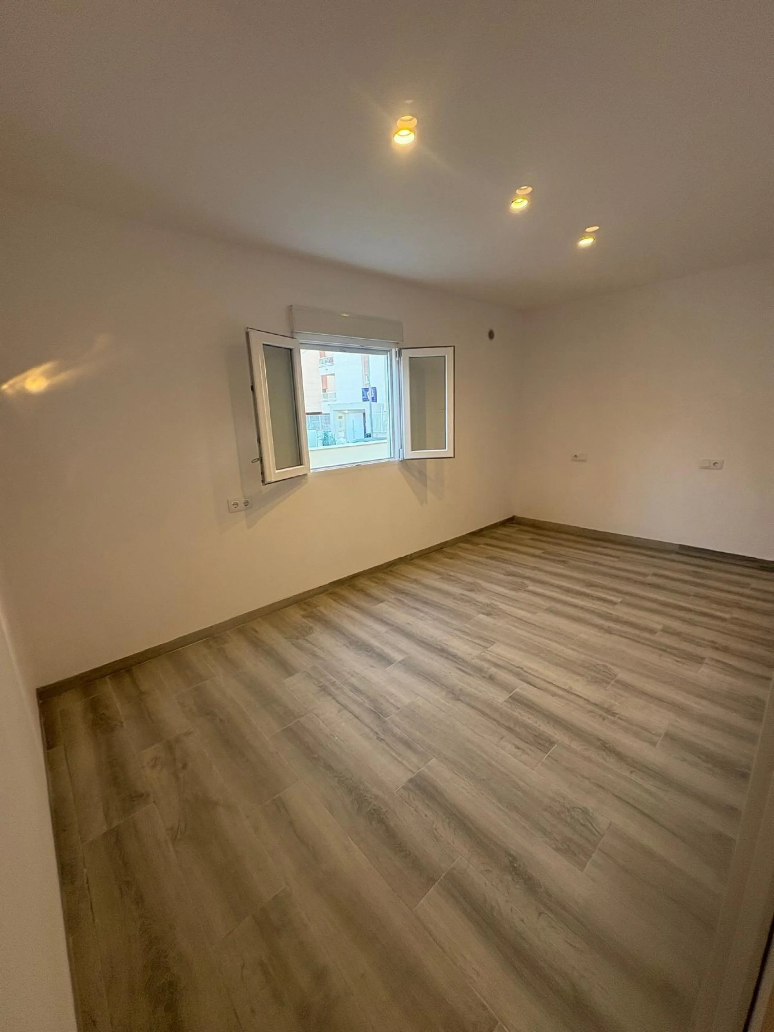 Corner townhouse with southwest orientation just 1.6 km from the sea