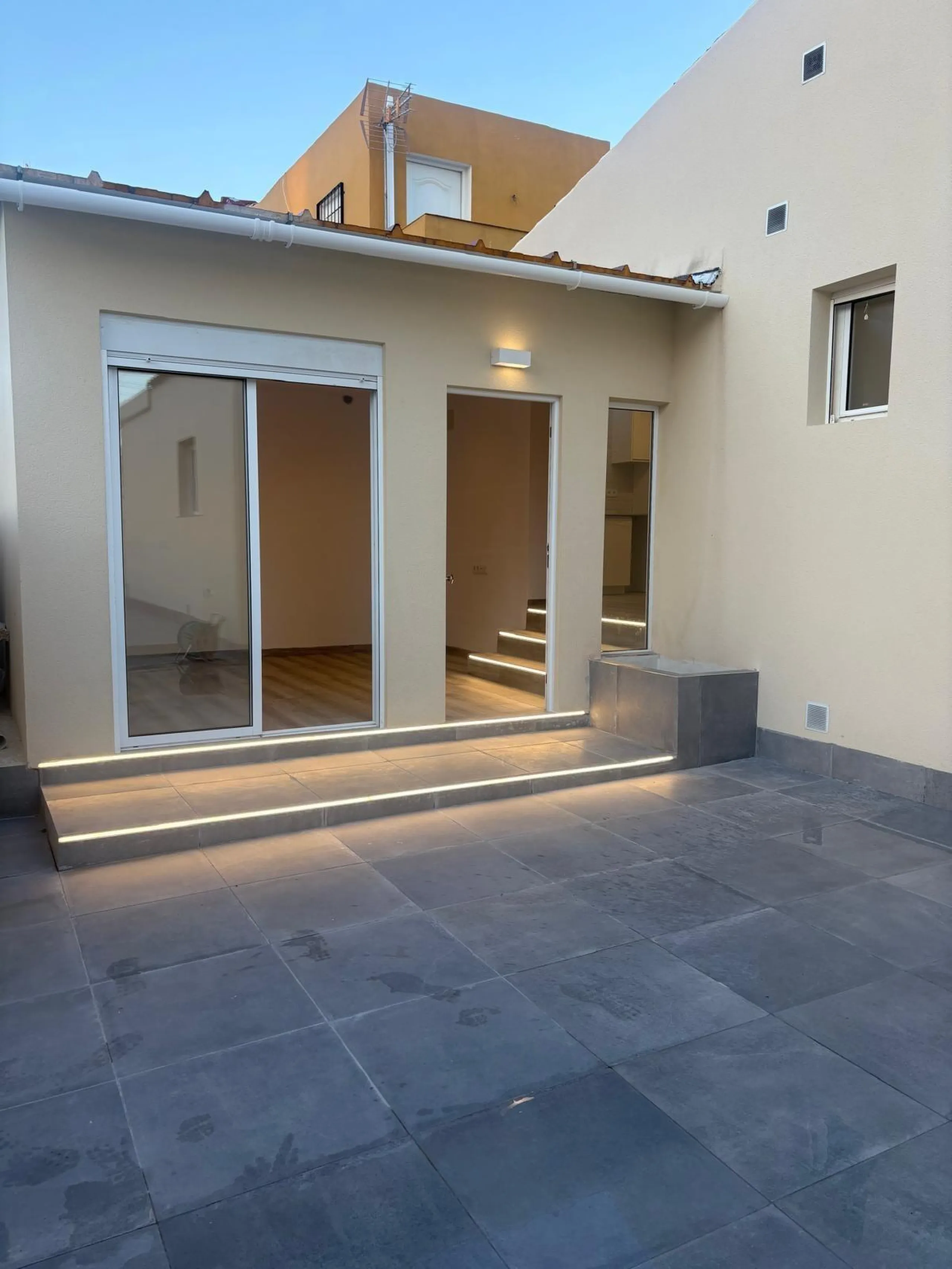 Corner townhouse with southwest orientation just 1.6 km from the sea