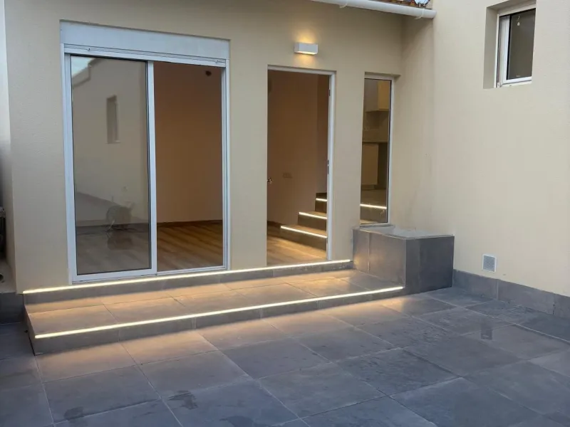 Corner townhouse with southwest orientation just 1.6 km from the sea