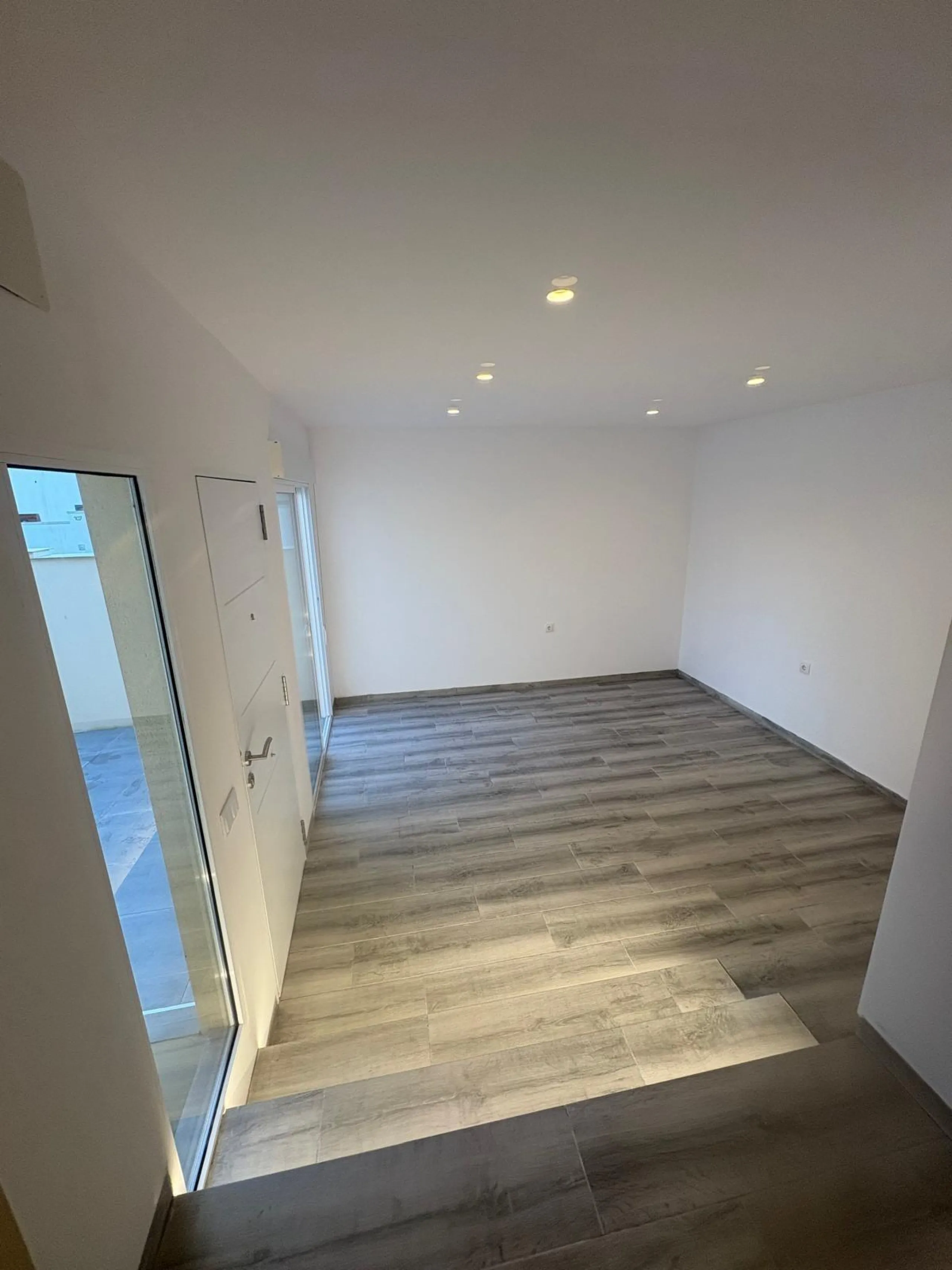 Corner townhouse with southwest orientation just 1.6 km from the sea